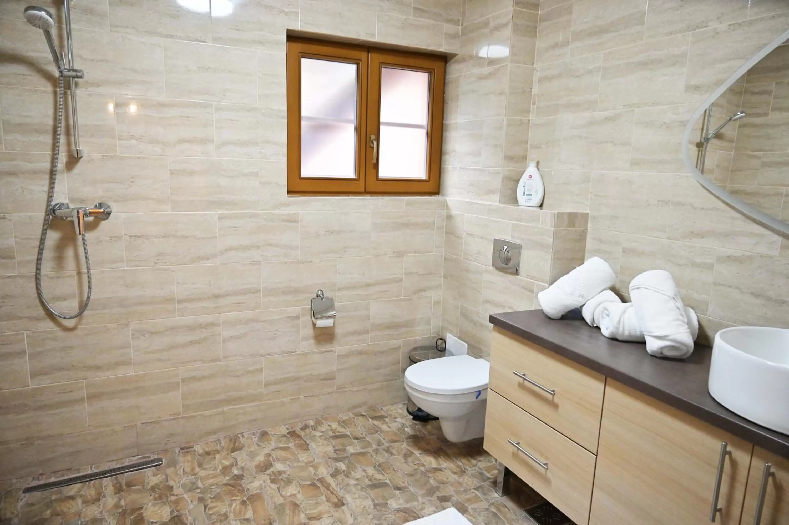 Shower in Conacul Radacinilor