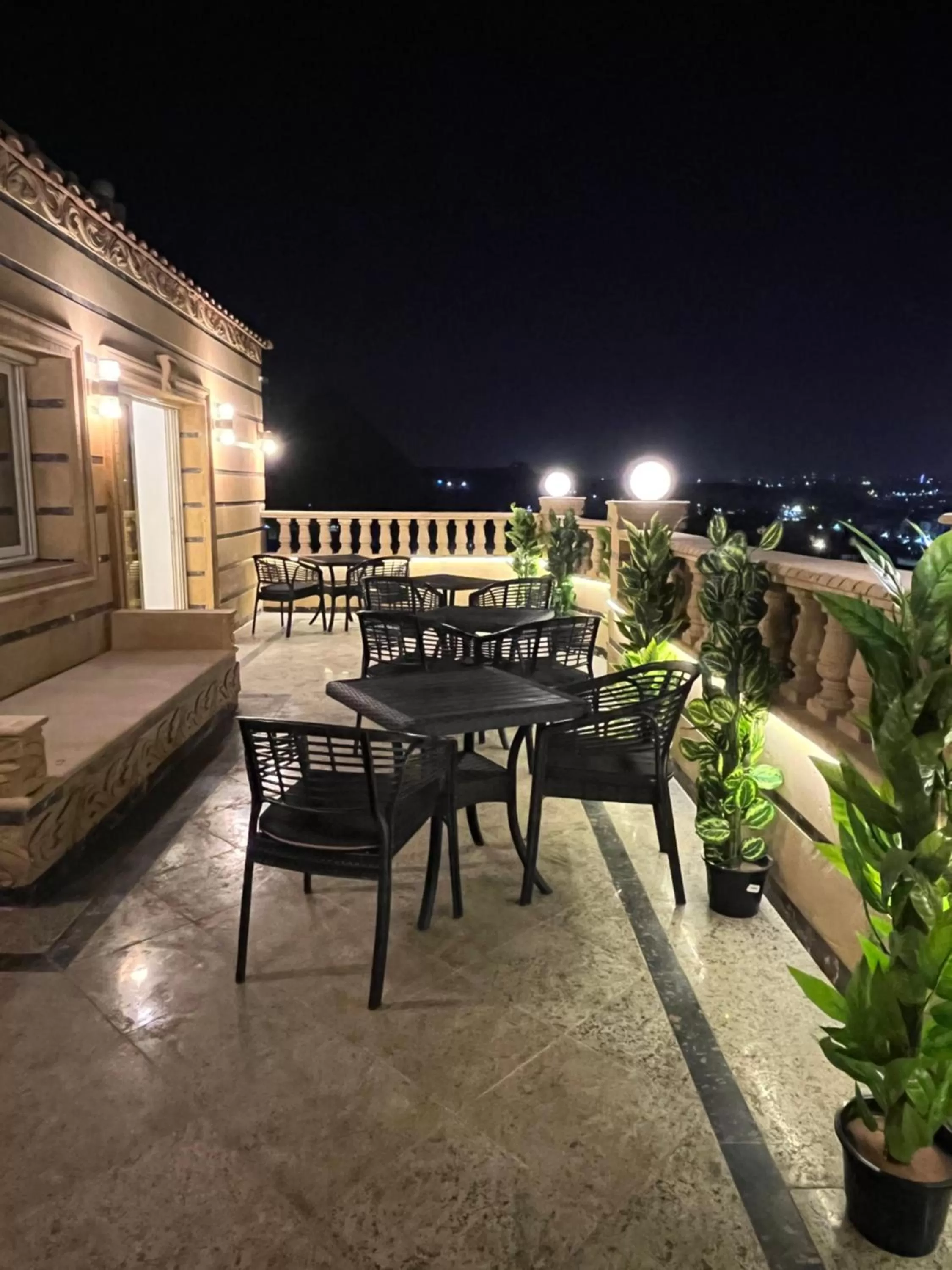 Night in Crowne Pyramids view inn