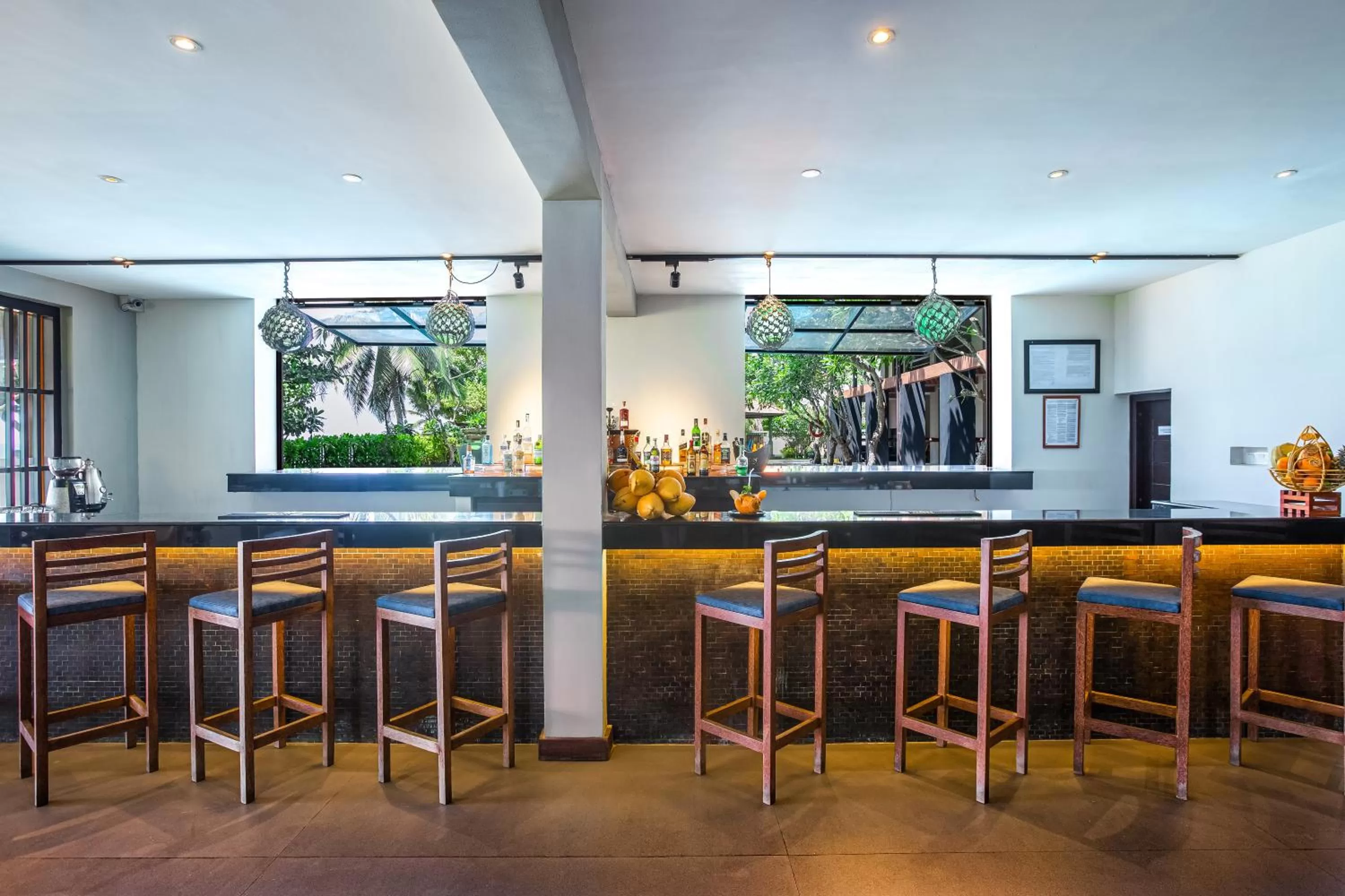 Lounge or bar in Earl's Reef