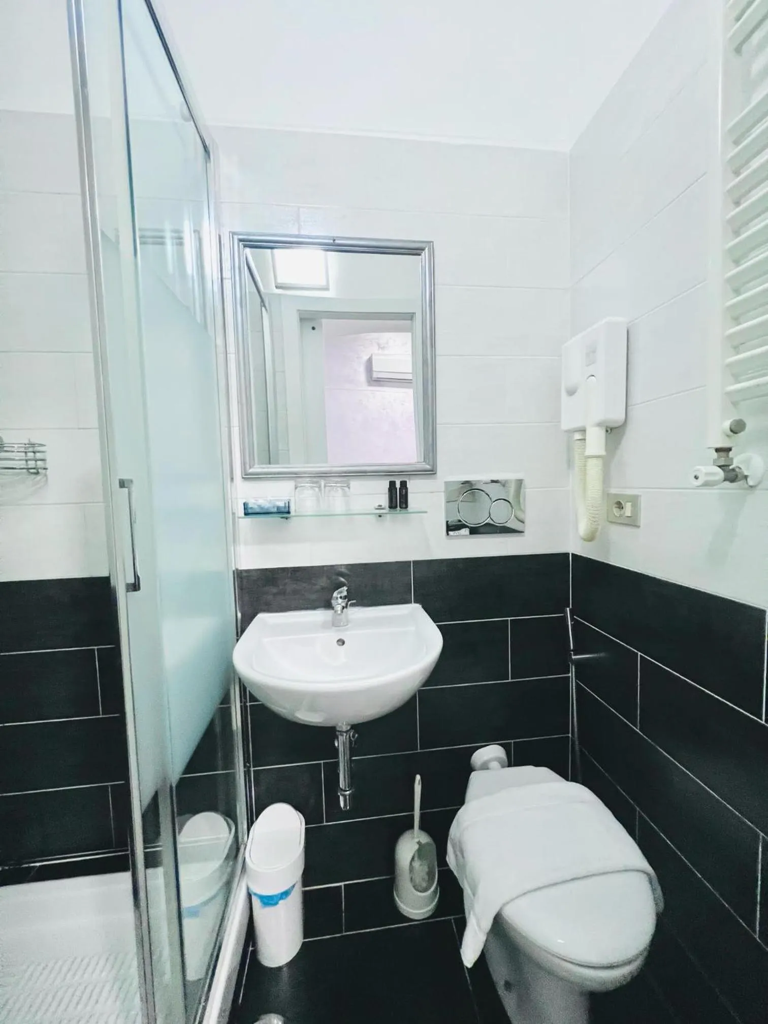 Bathroom in Hotel Pisa