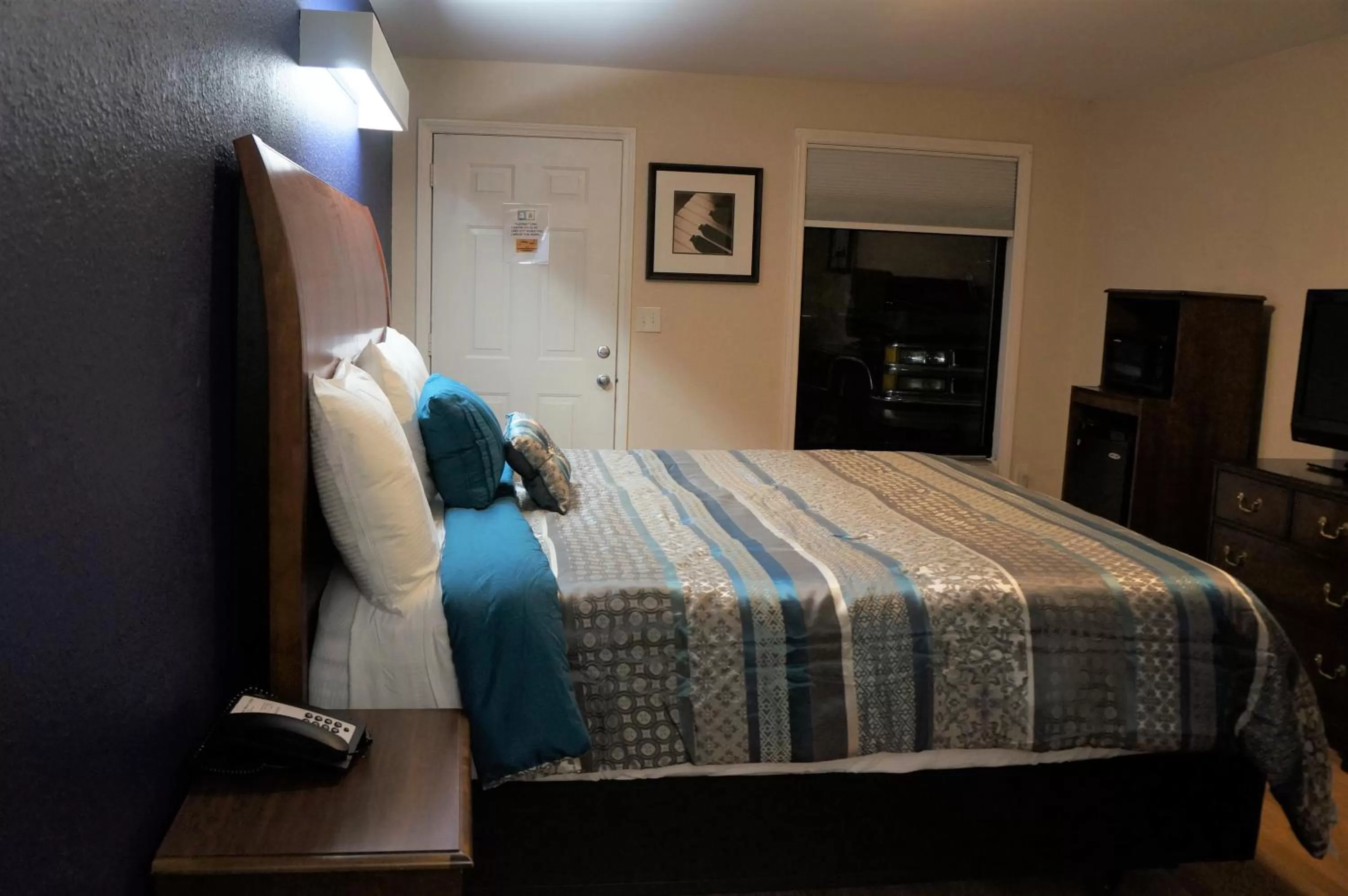 Bed in Classic Motor Lodge Providence - West Greenwich