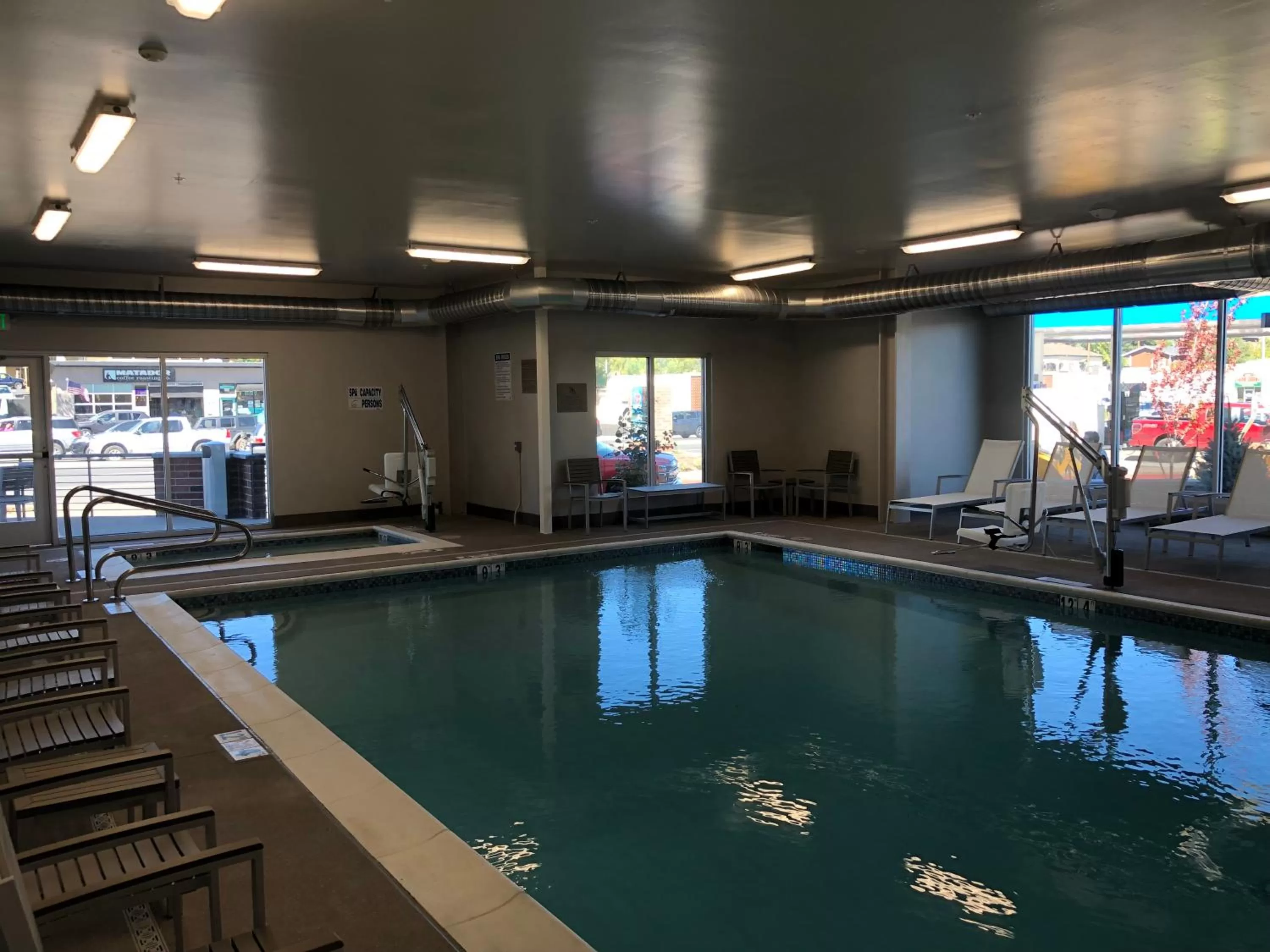Swimming pool in Country Inn & Suites by Radisson, Flagstaff Downtown, AZ
