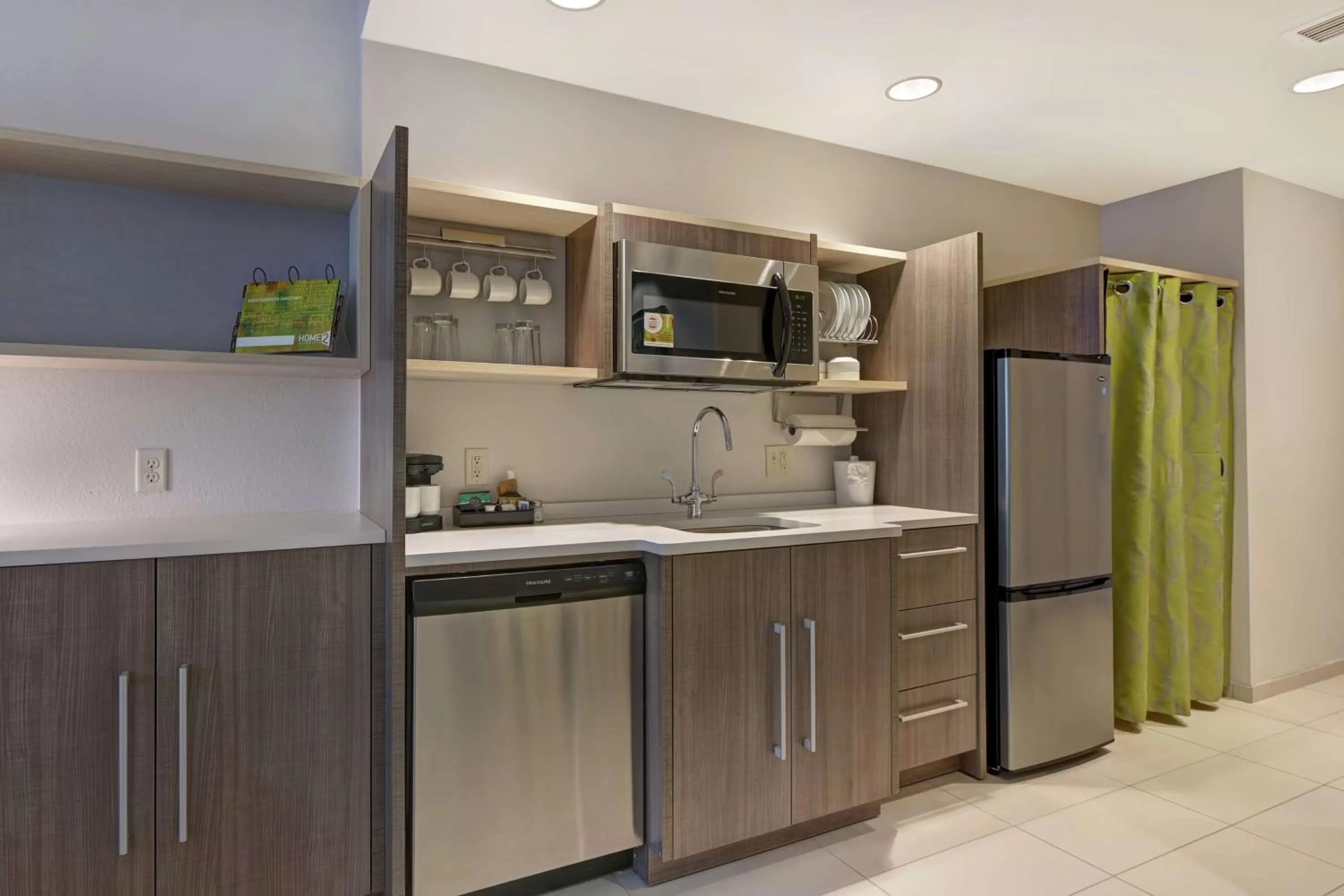 Kitchen or kitchenette in Home2 Suites By Hilton West Palm Beach Airport