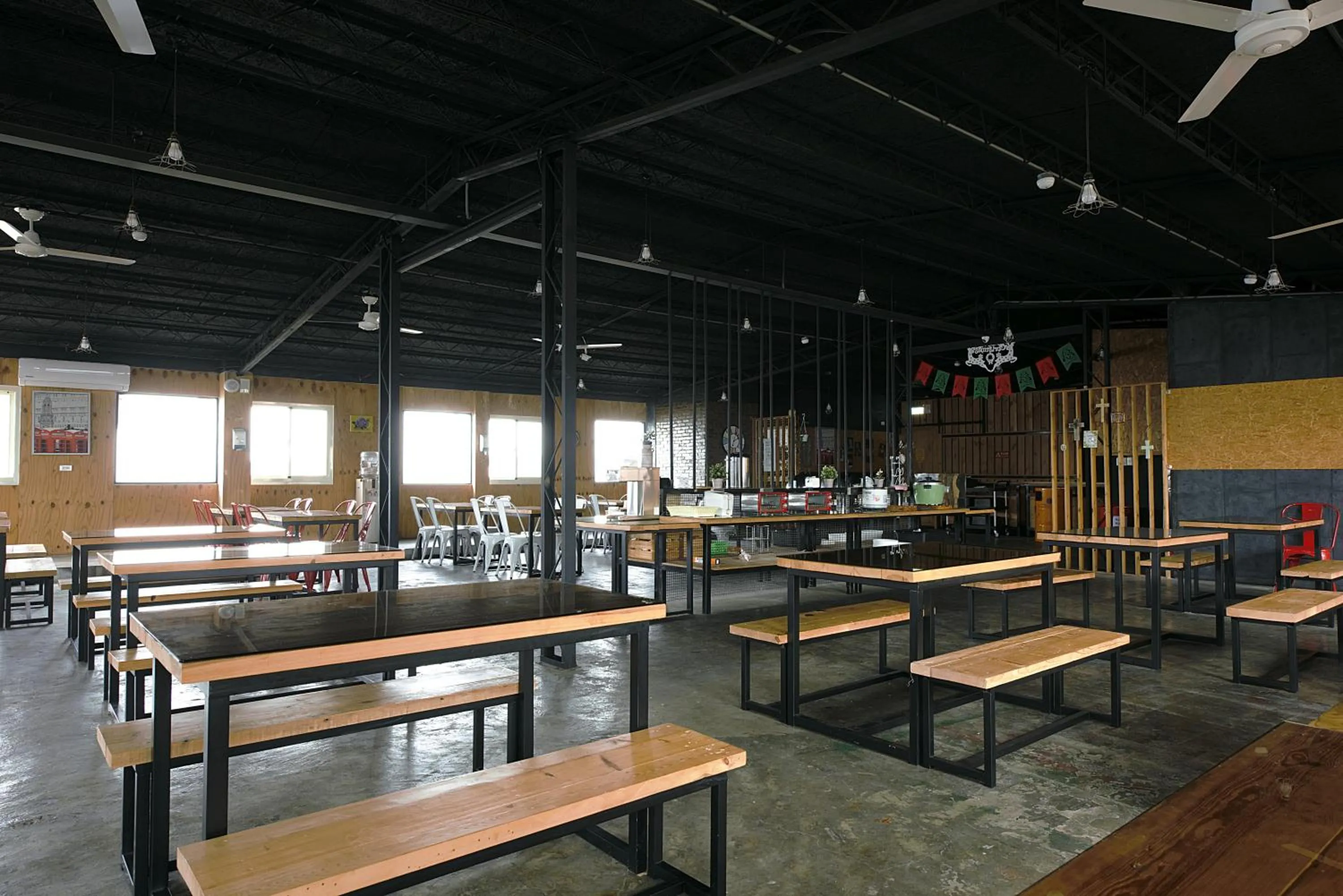 Restaurant/places to eat in Good Night Hotel