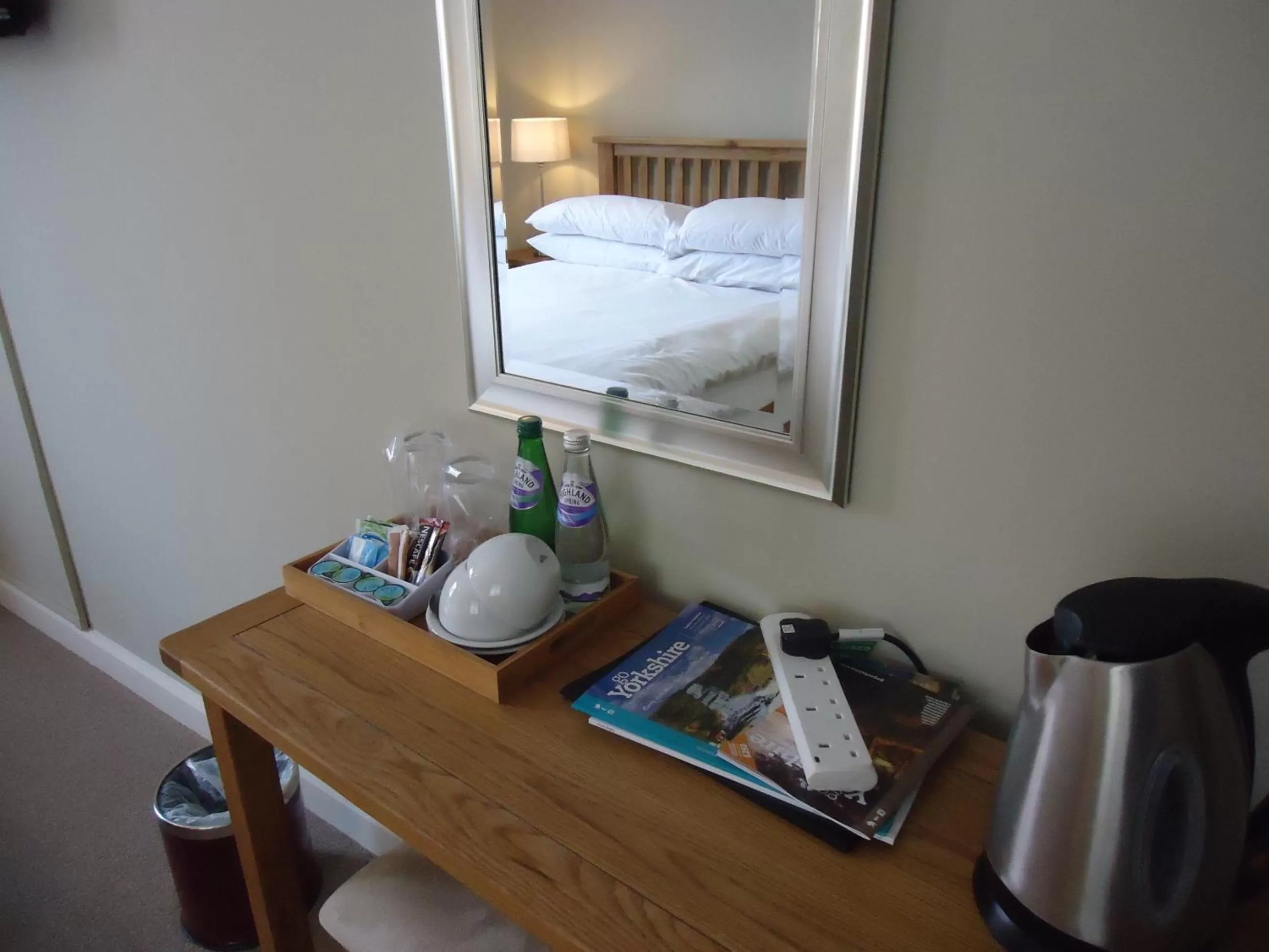 Coffee/tea facilities, Bed in Royal Oak Hotel