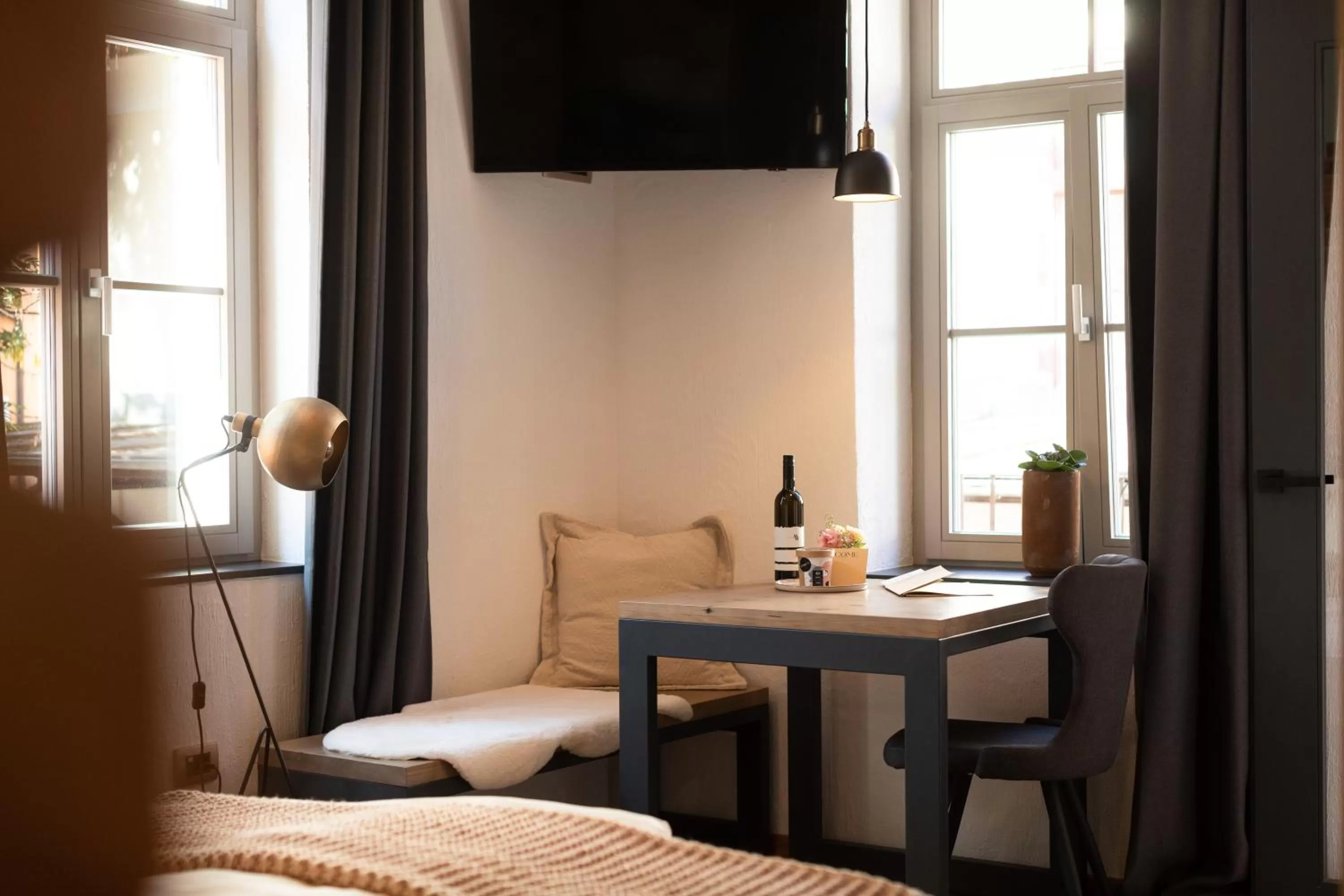 TV and multimedia, TV/Entertainment Center in Gentry11 Rooms&More