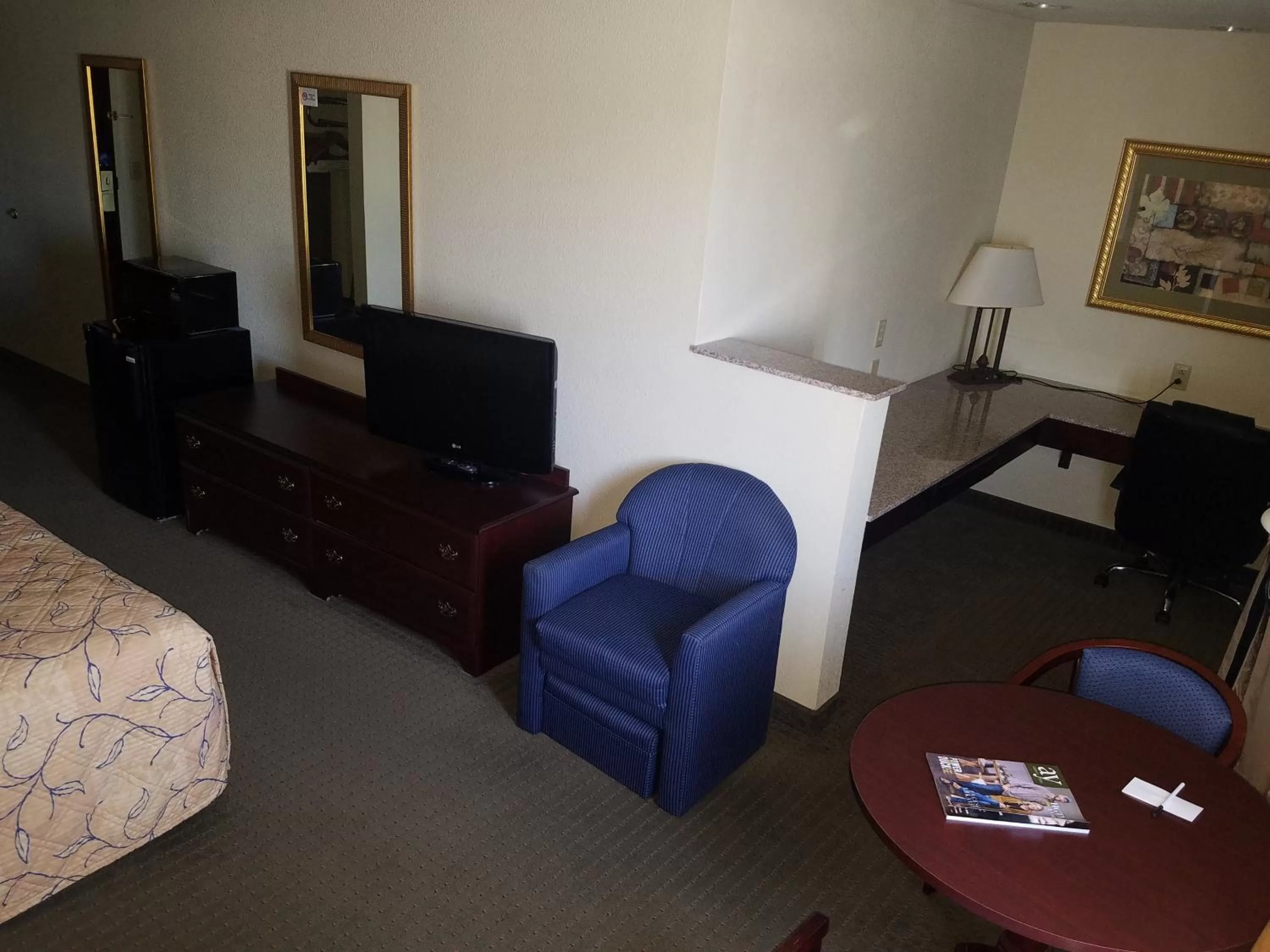 Bedroom, Seating Area in HomeTown Hotel