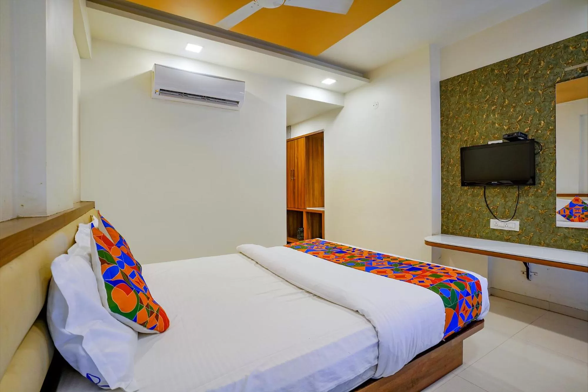 Communal lounge/ TV room, Bed in FabHotel Ramjis Residency