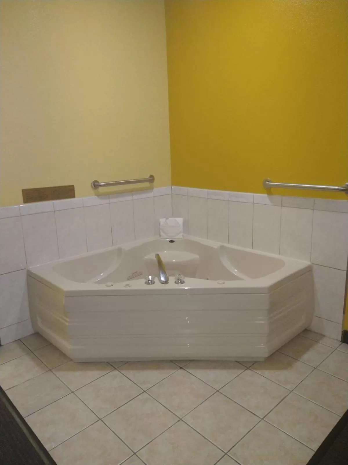 Spa and wellness centre/facilities, Bathroom in SureStay Hotel by Best Western Mission