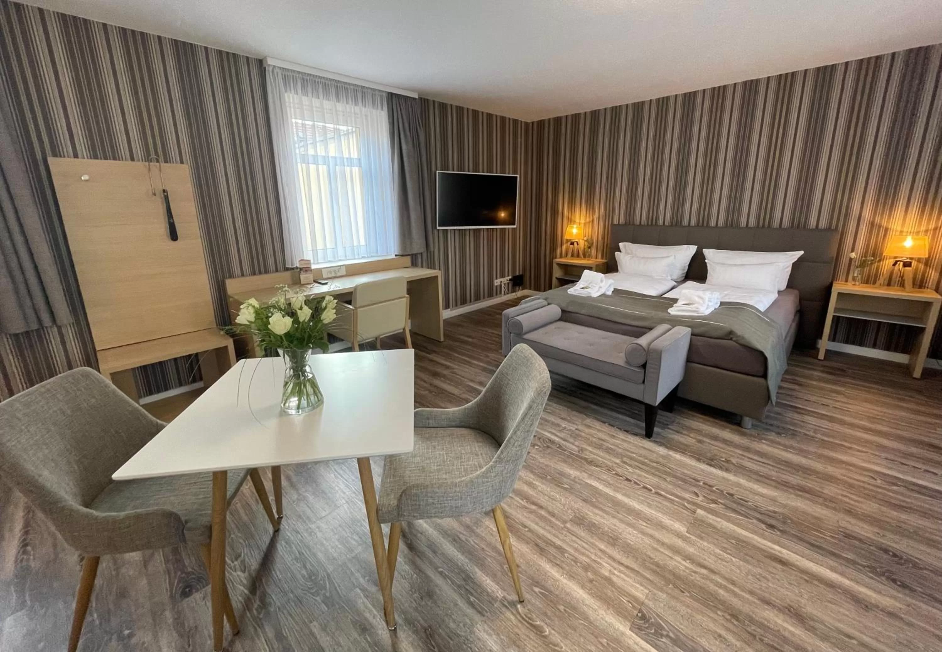 Dining area, Bed in "Zur Altstadt - Am Fuße der Osterburg" Gaststätte, Pension, FEWO