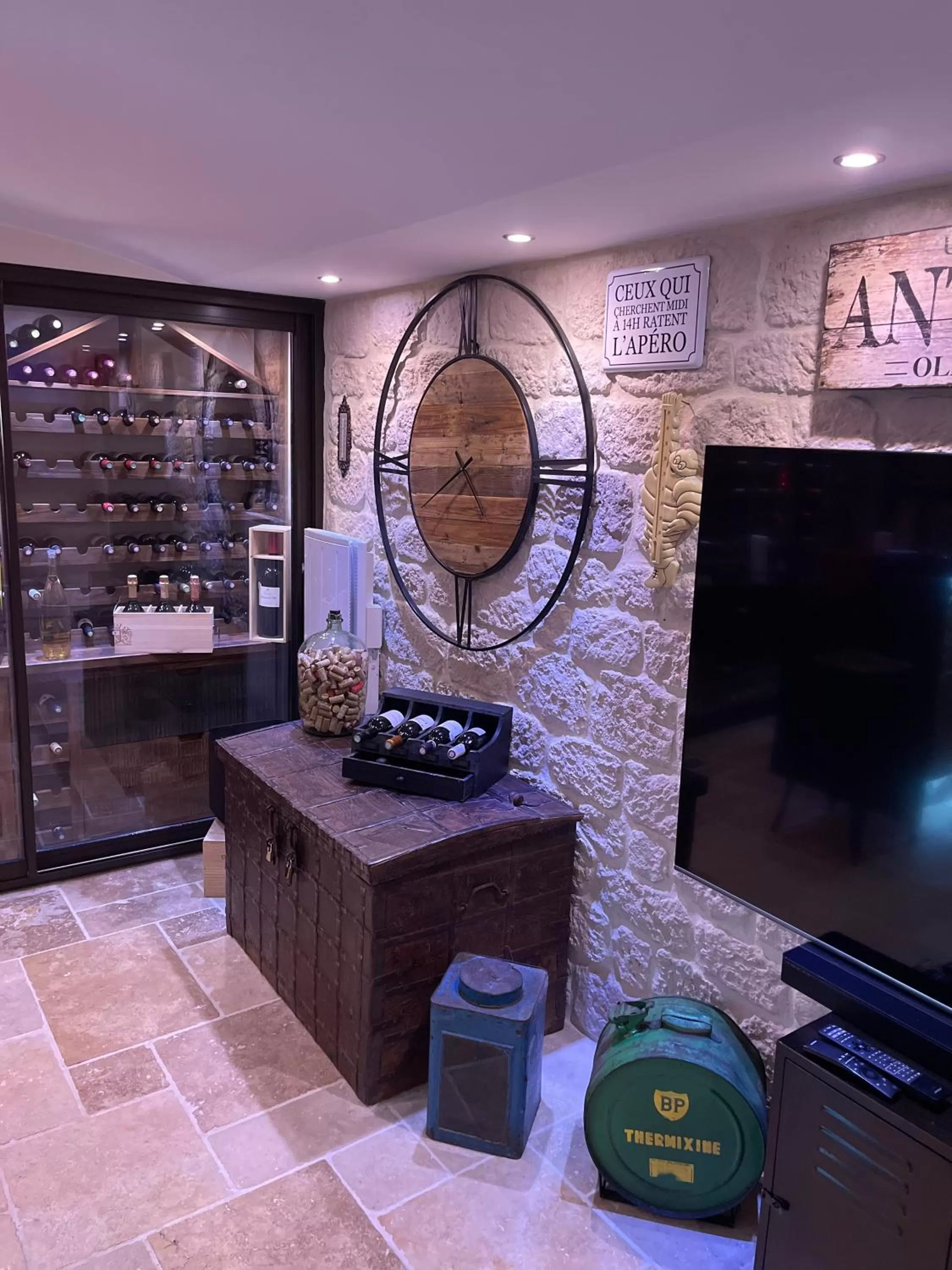 TV and multimedia in SUITE 785 Chambre d hôtes Jacuzzi Cave indépendante