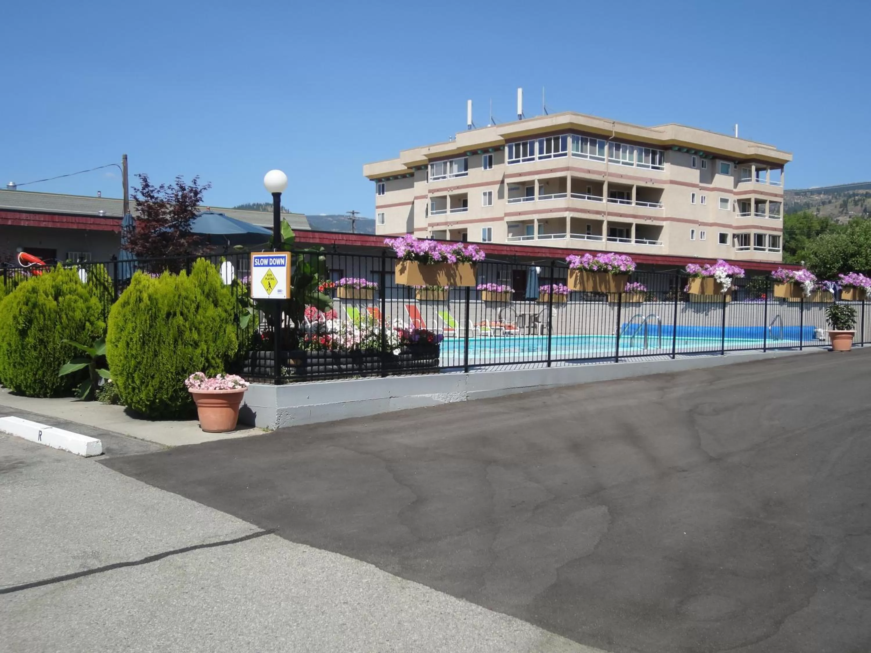 Facade/entrance in Apple Tree Inn