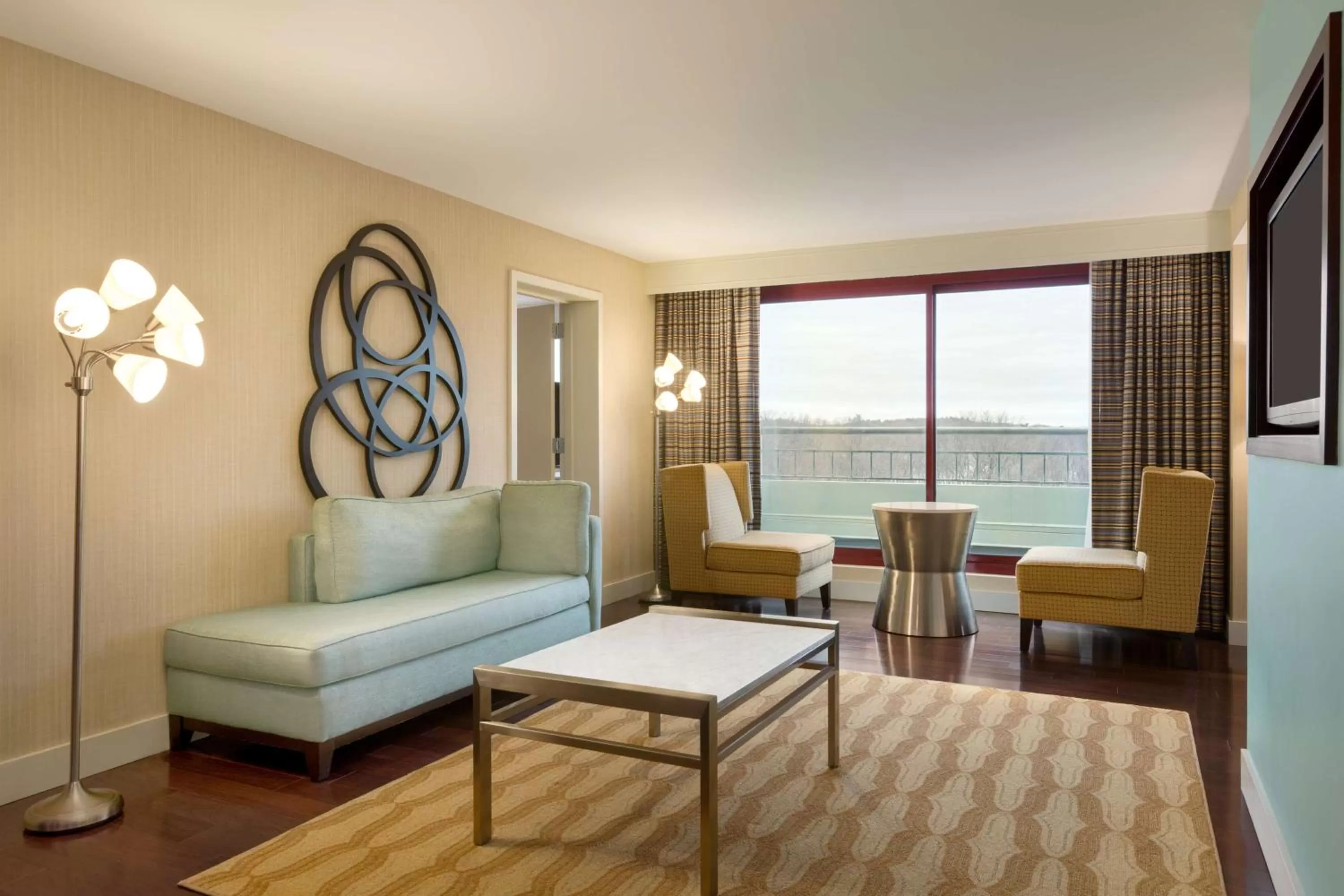 Living room, Bed in Embassy Suites by Hilton Boston Waltham