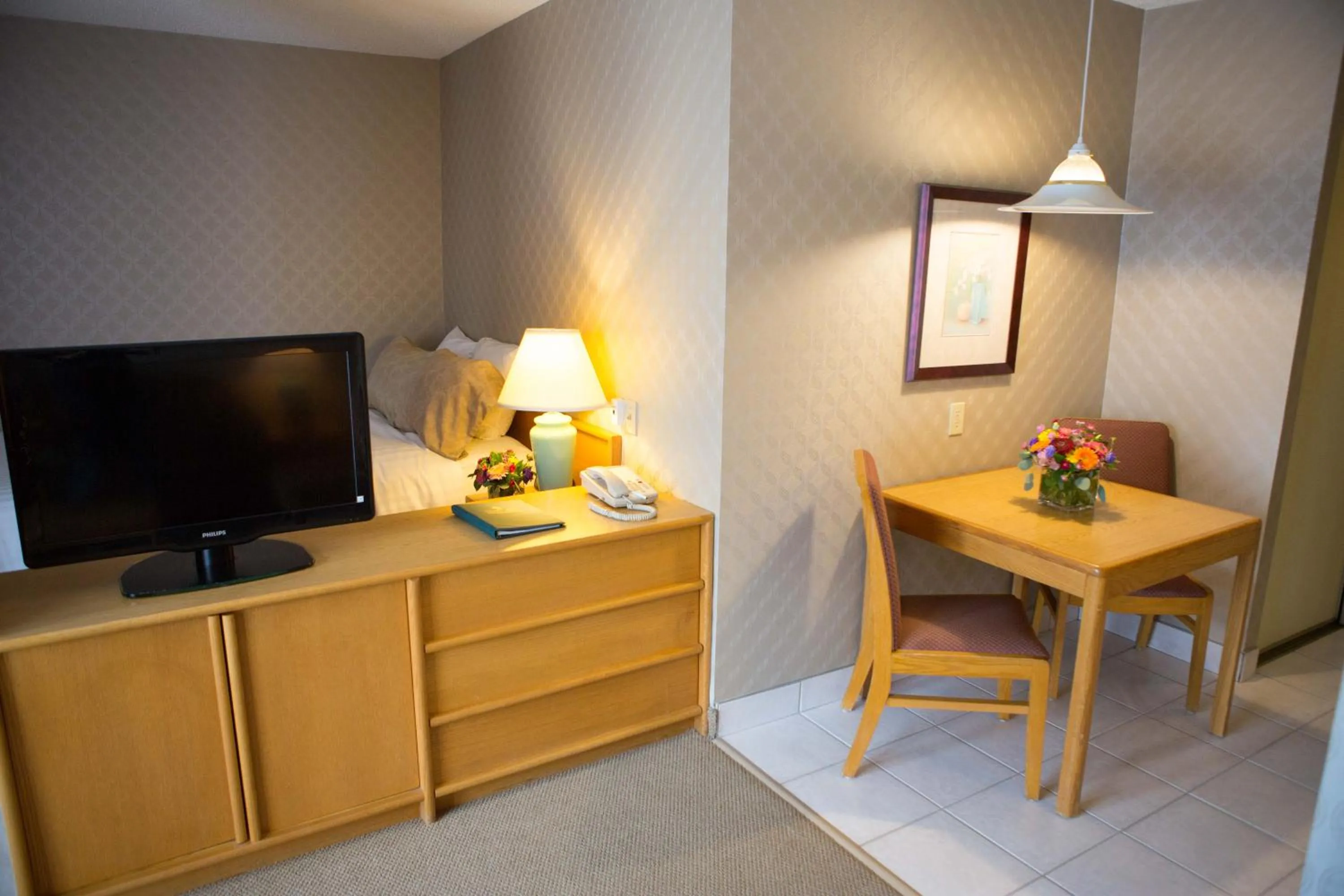 Communal lounge/ TV room in Cartier Place Suite Hotel