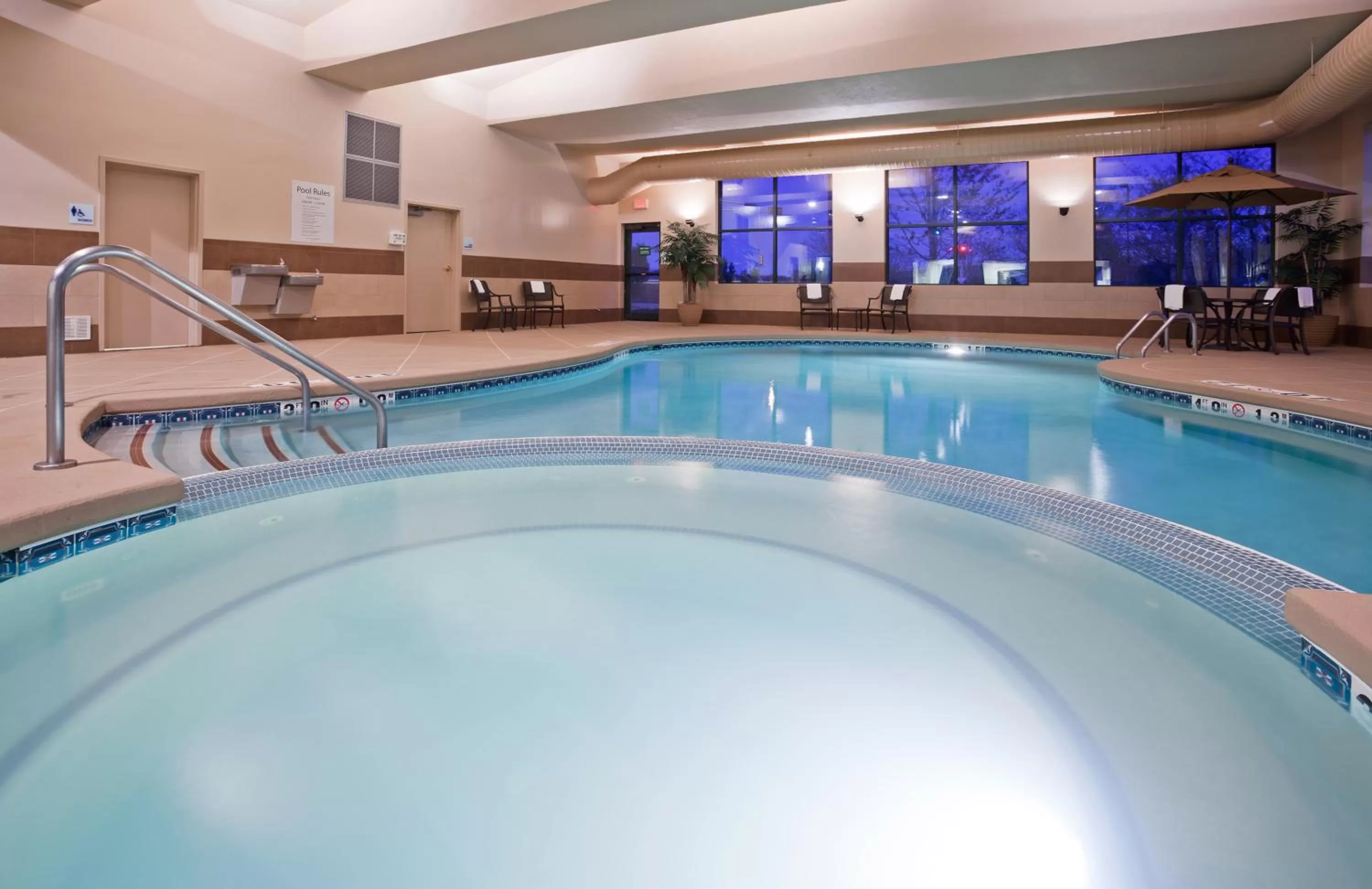 Swimming pool in Holiday Inn Express Hotel & Suites Milwaukee-New Berlin by IHG