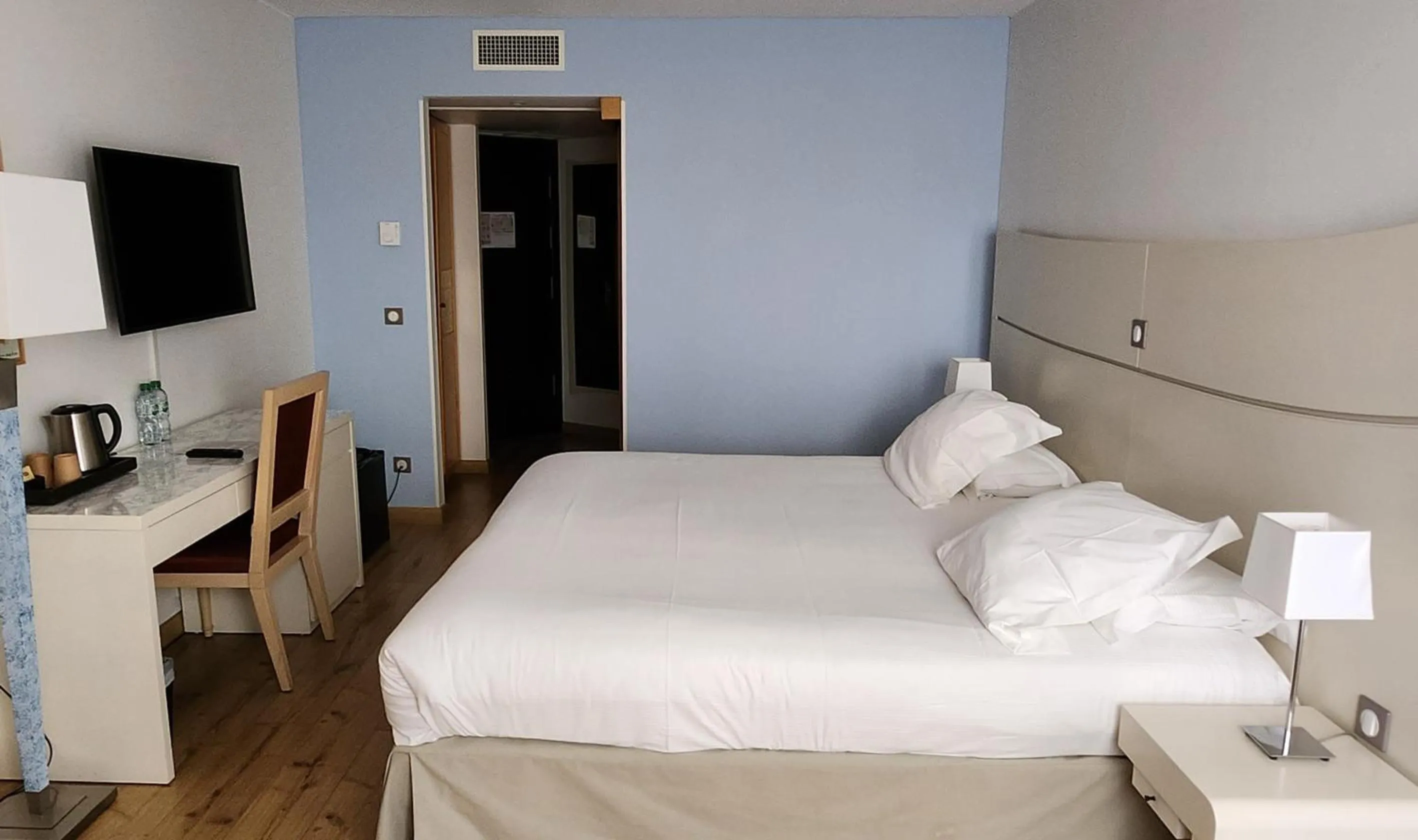 Bed in Hôtel Montaigne & Spa - Cannes Centre