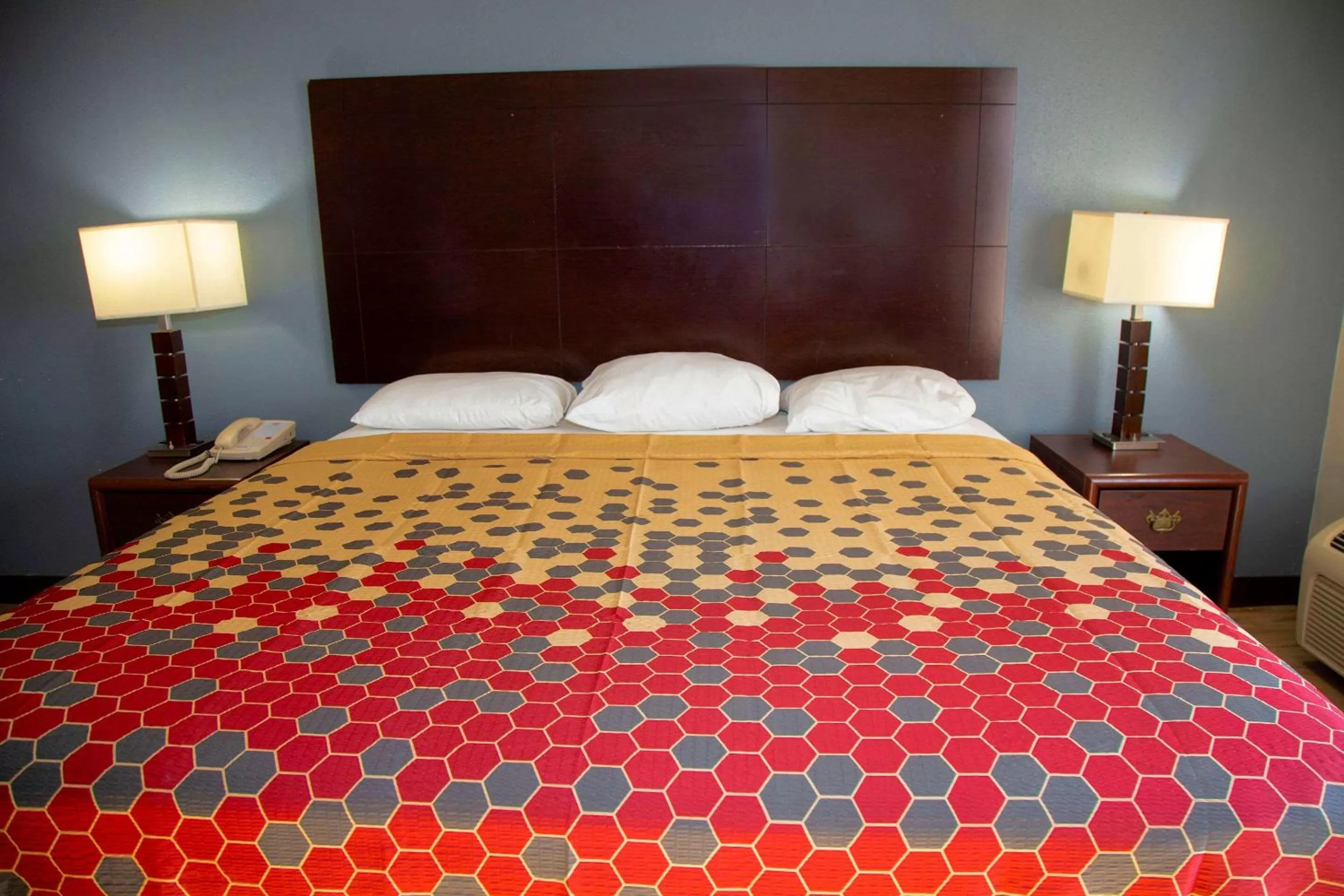 Photo of the whole room, Bed in Econo Lodge Ardmore