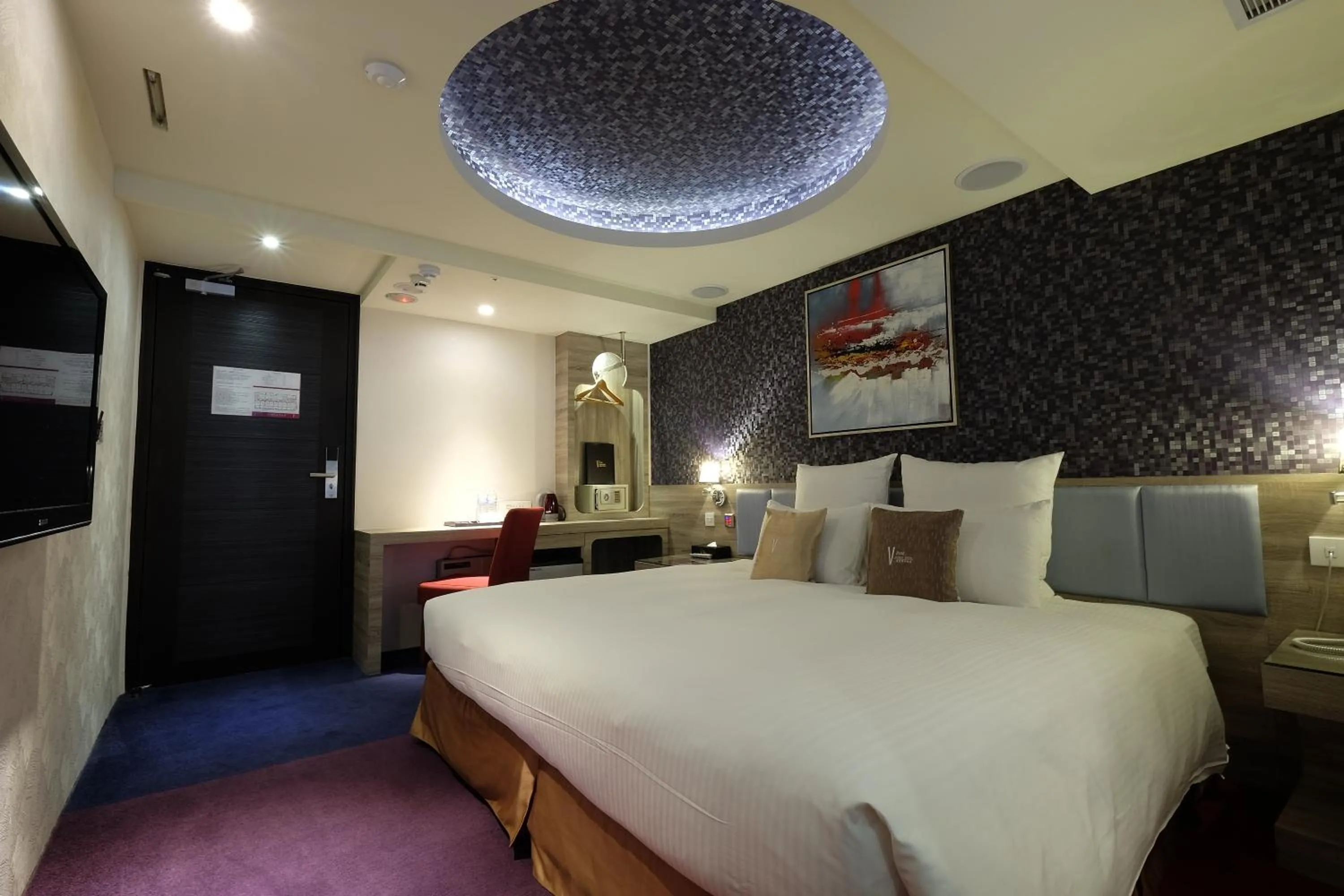 Photo of the whole room, Bed in V-one Vogue Hotel