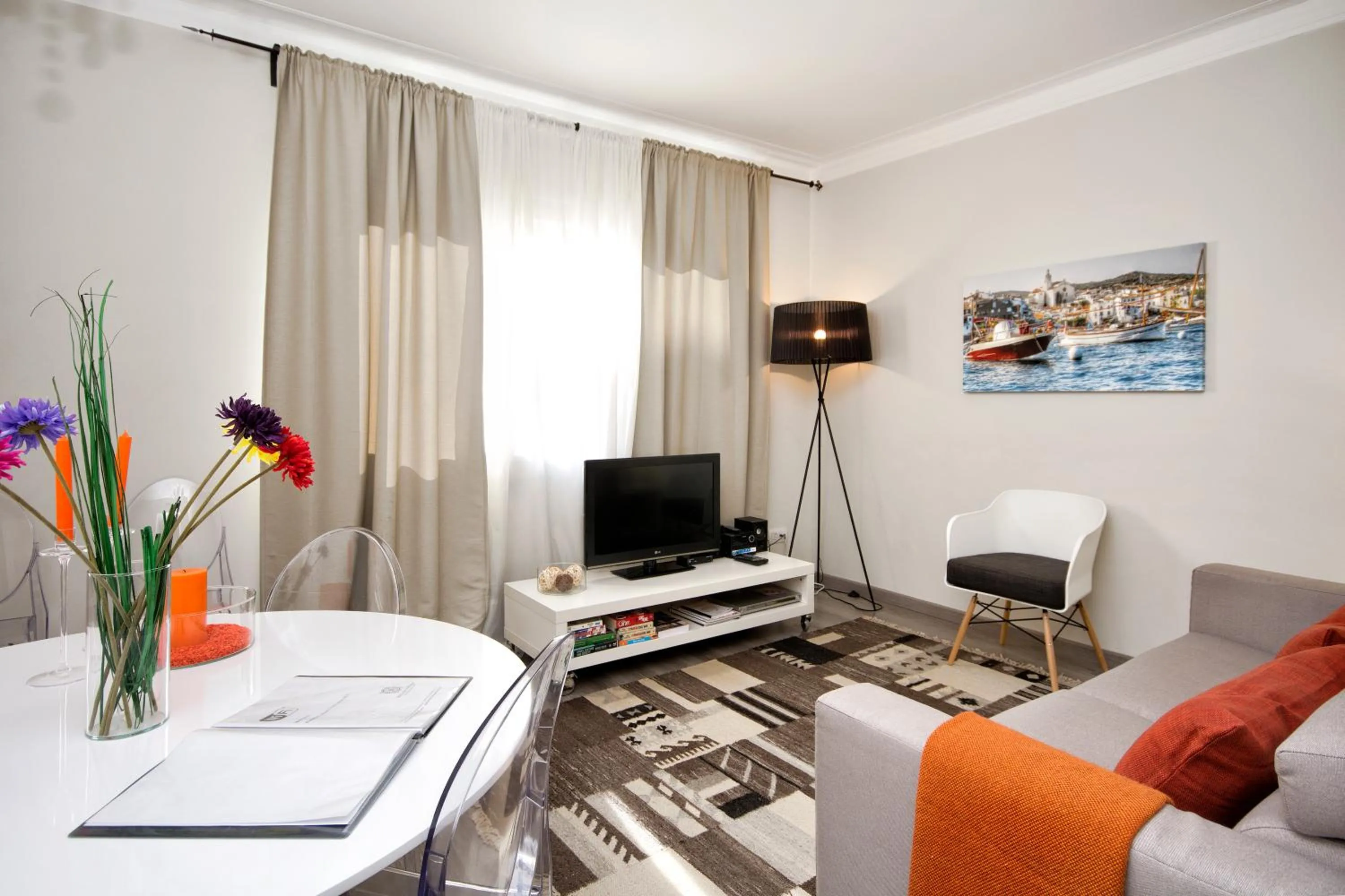 Living room in Eixample Building Apartments by Mercedes Heritage