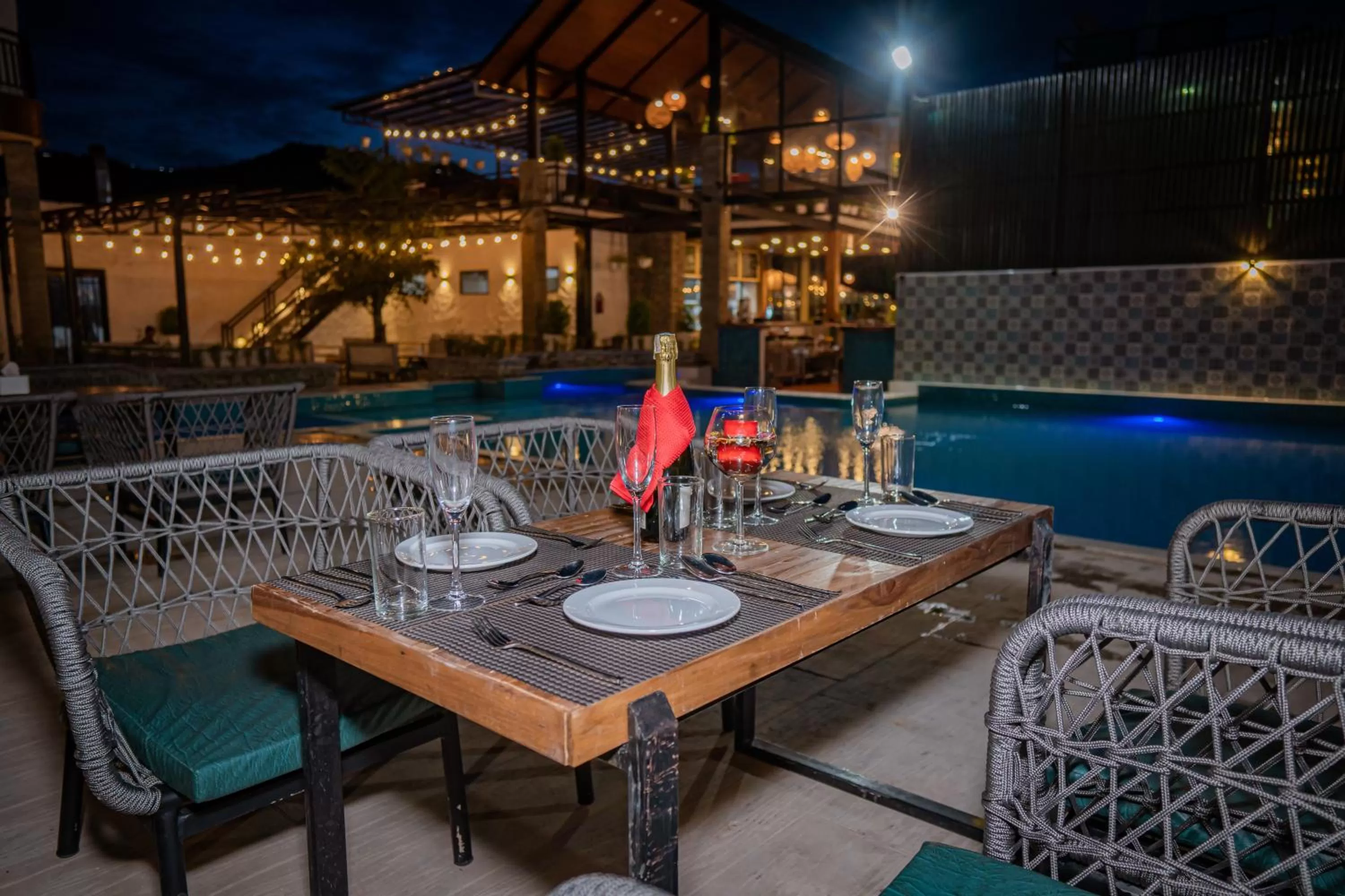 Restaurant/places to eat in Majestic Lake Front Hotel & Suites