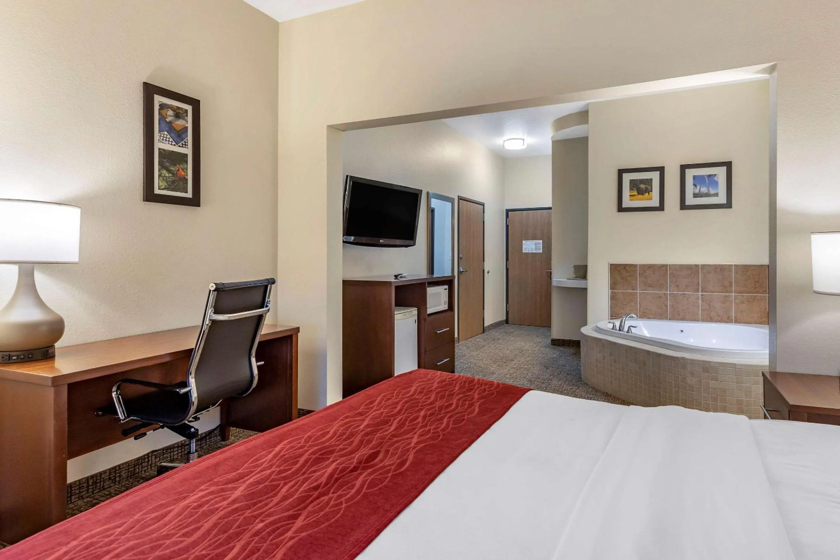Photo of the whole room, Bed in Comfort Inn & Suites Greenville I-70