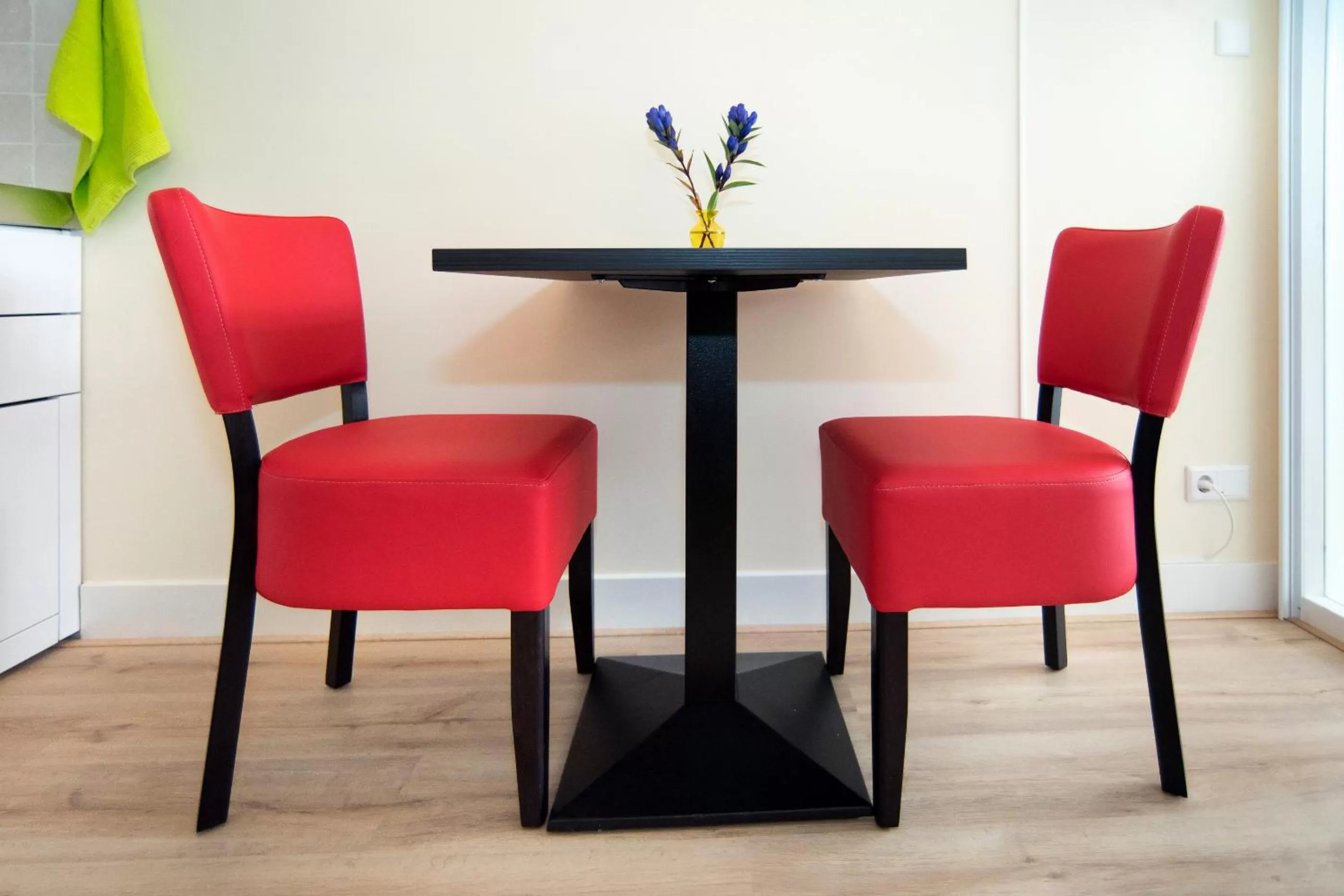 Seating Area in Midtown Hotel Twin Studio