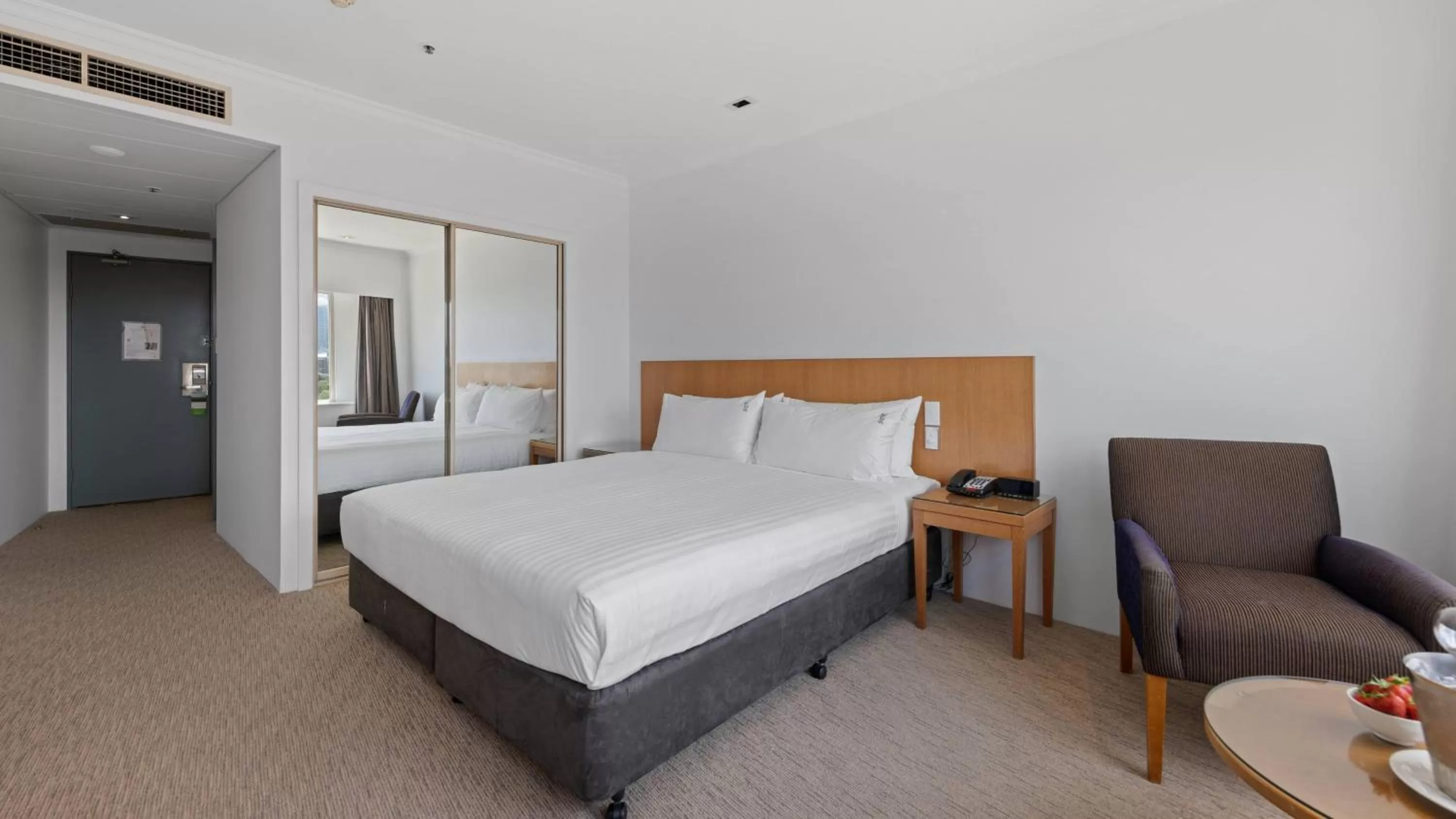 Photo of the whole room, Bed in Holiday Inn Sydney Potts Point