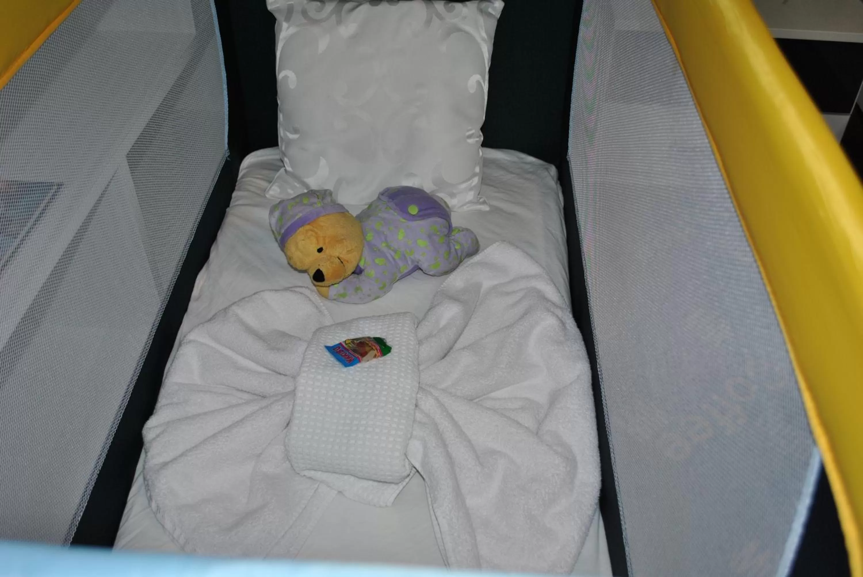 cot, Bed in Suite-Apartment-Essen