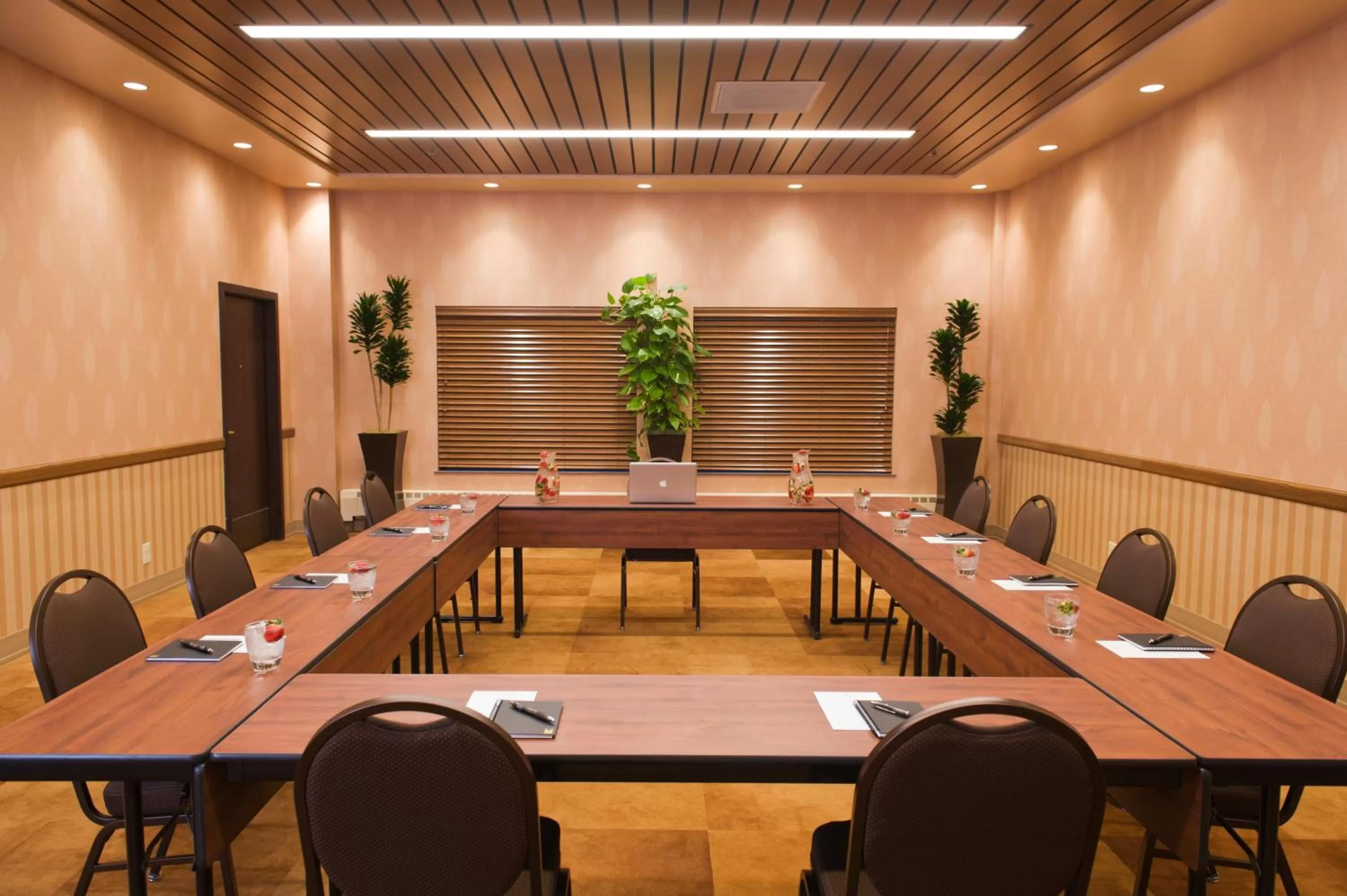 Business facilities in The Lakefront Anchorage