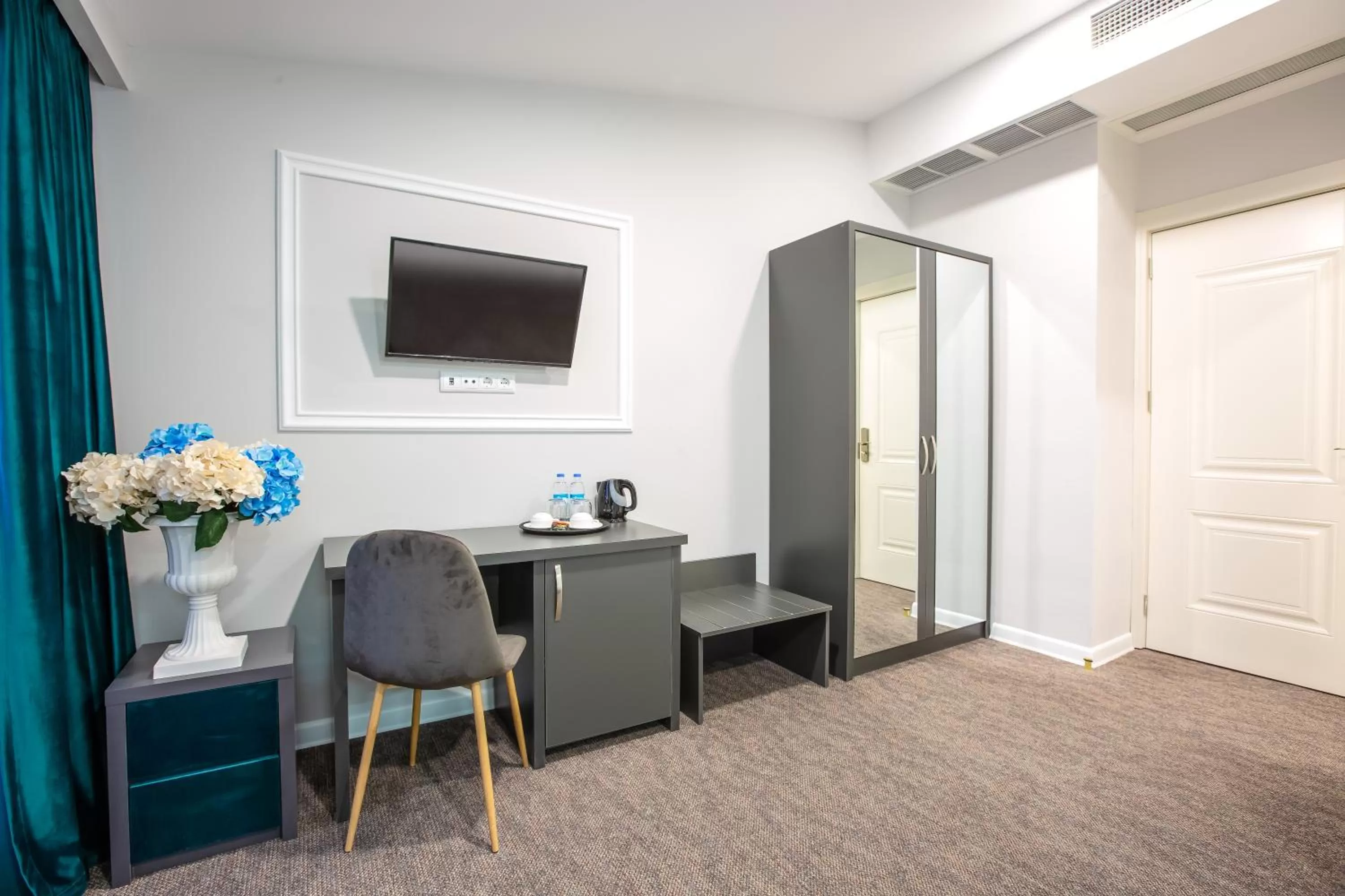 Bedroom in Royal Inn