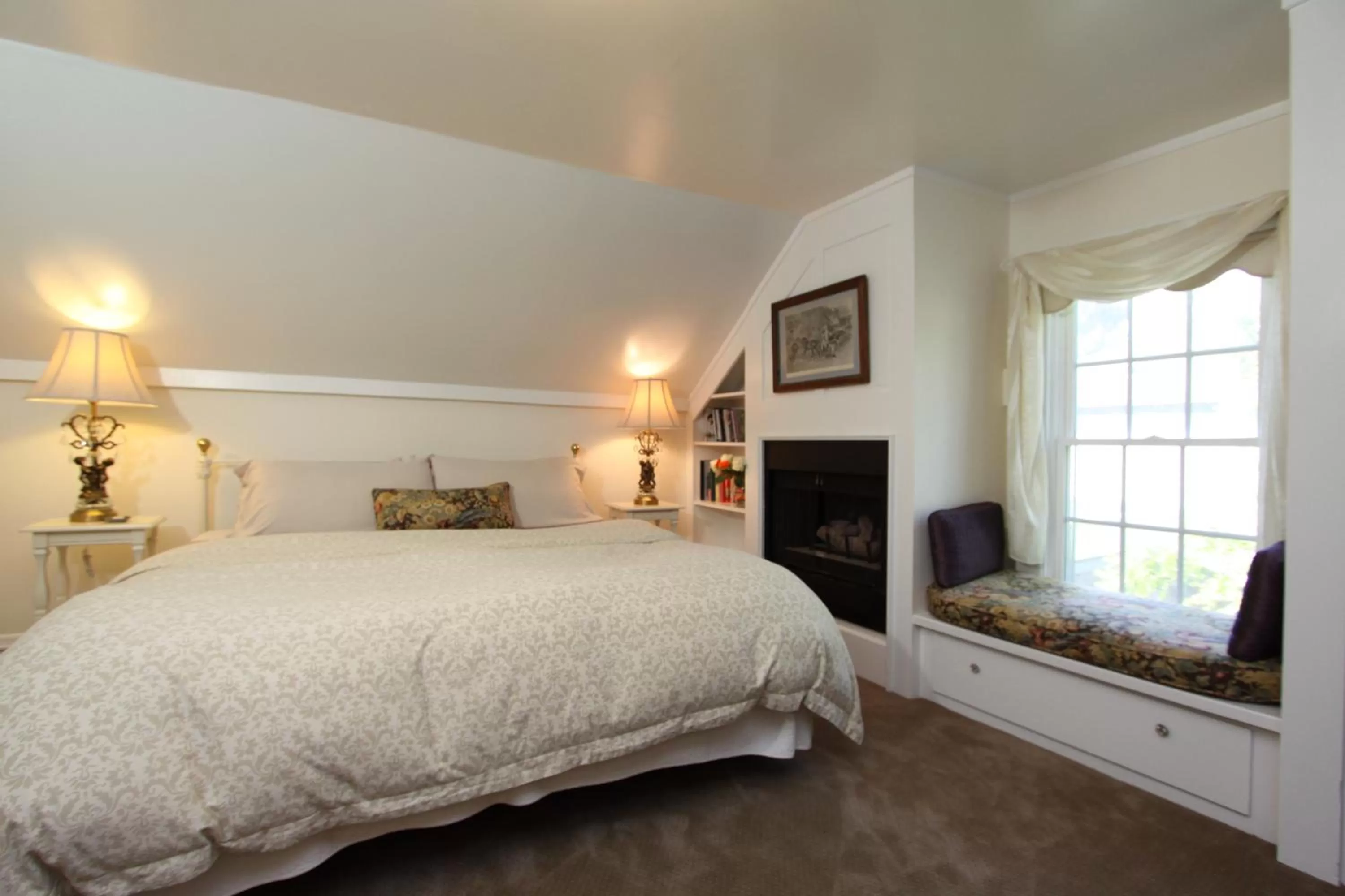 Deluxe King Room in Olallieberry Inn Bed and Breakfast