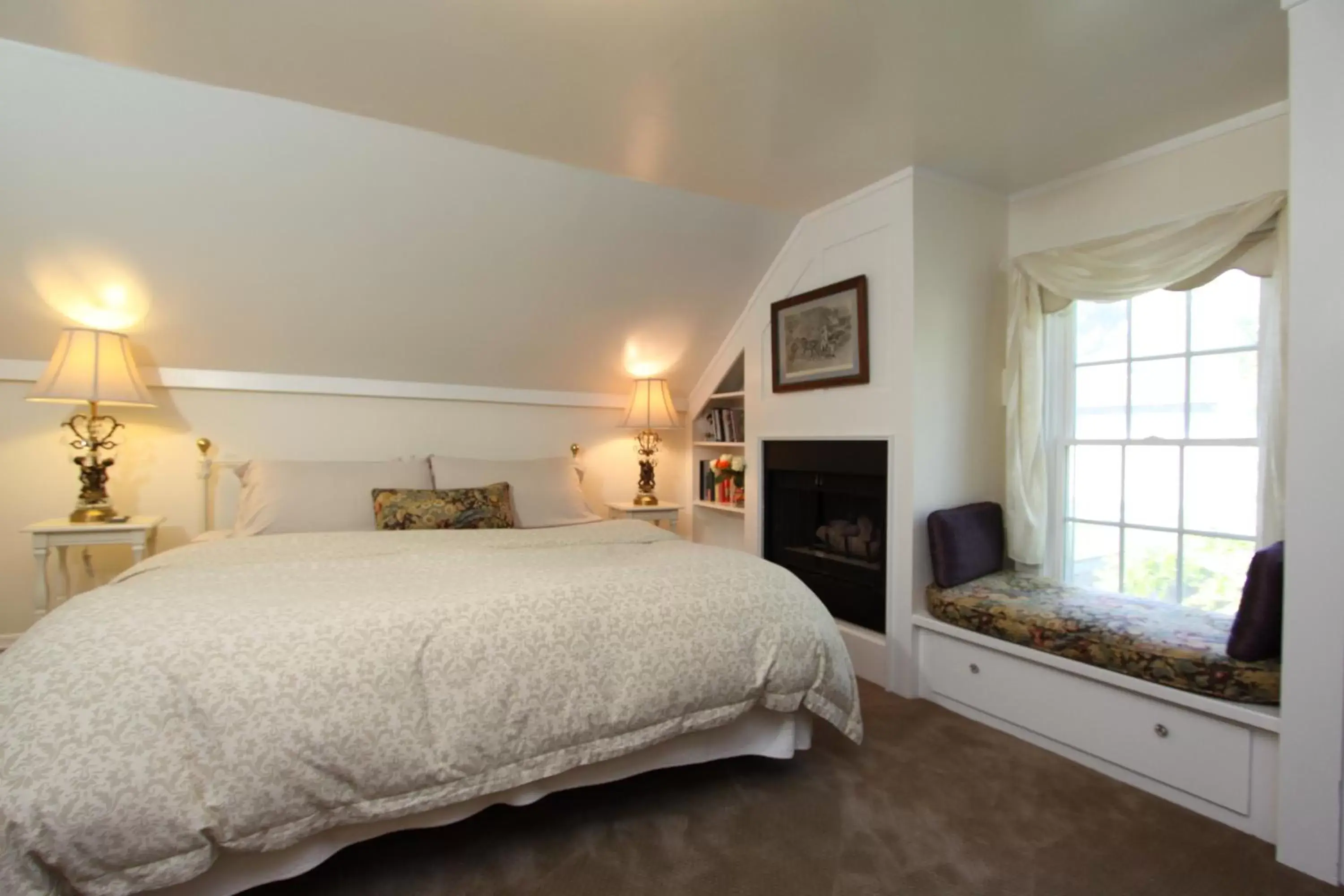 Deluxe King Room in Olallieberry Inn Bed and Breakfast Deluxe King Room in Olallieberry Inn Bed and Breakfast