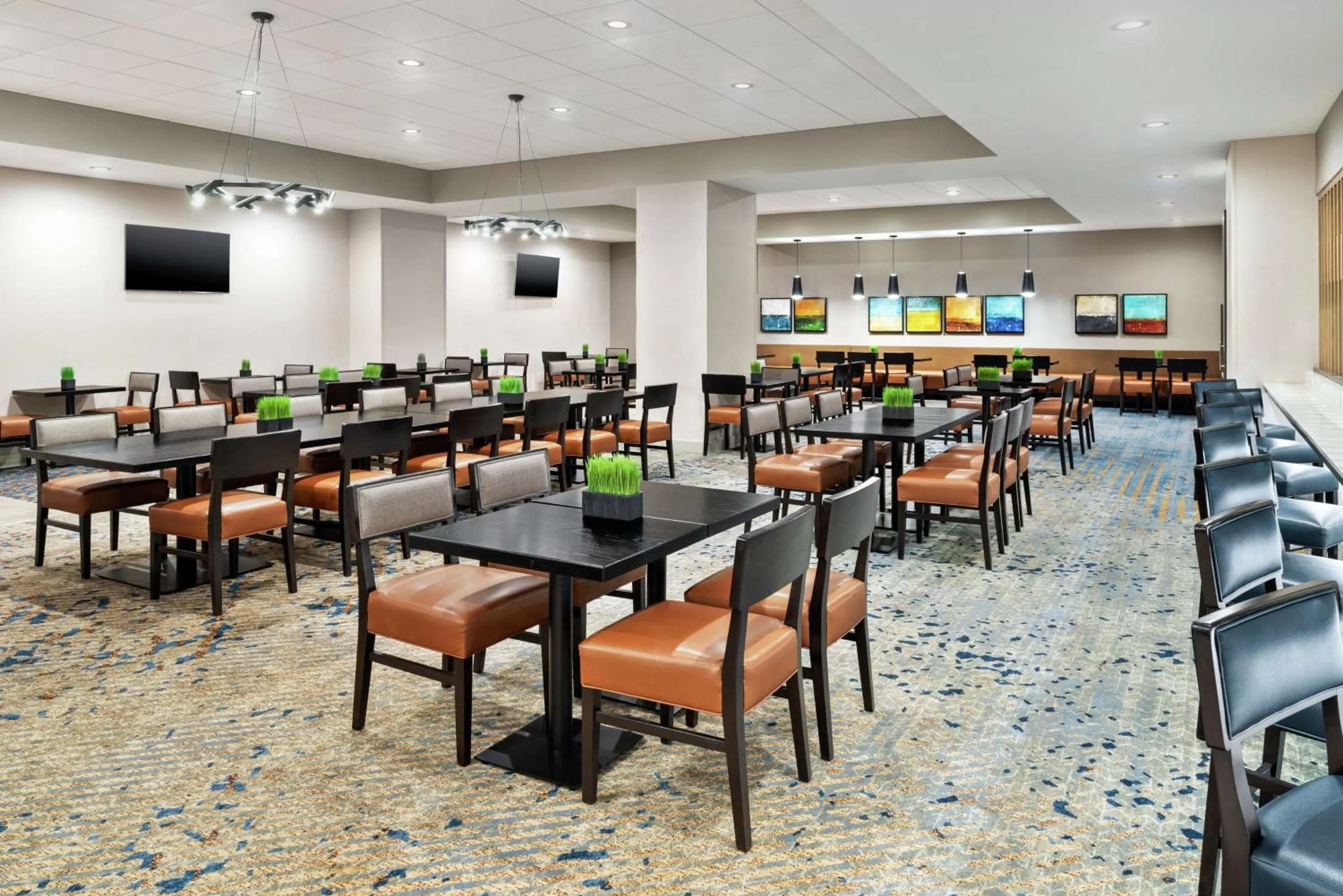 Dining area in Embassy Suites by Hilton Columbus Dublin