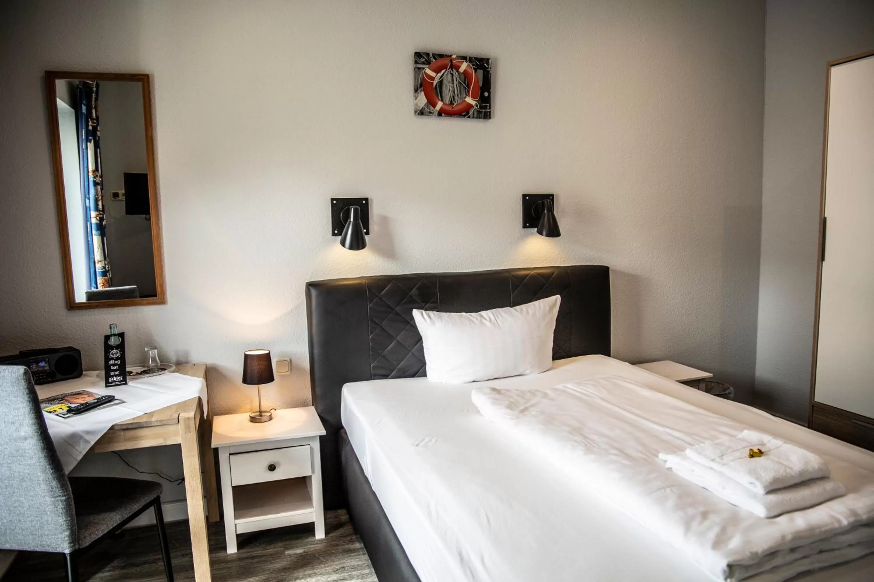 Photo of the whole room, Bed in Hotel Tum Stüürmann