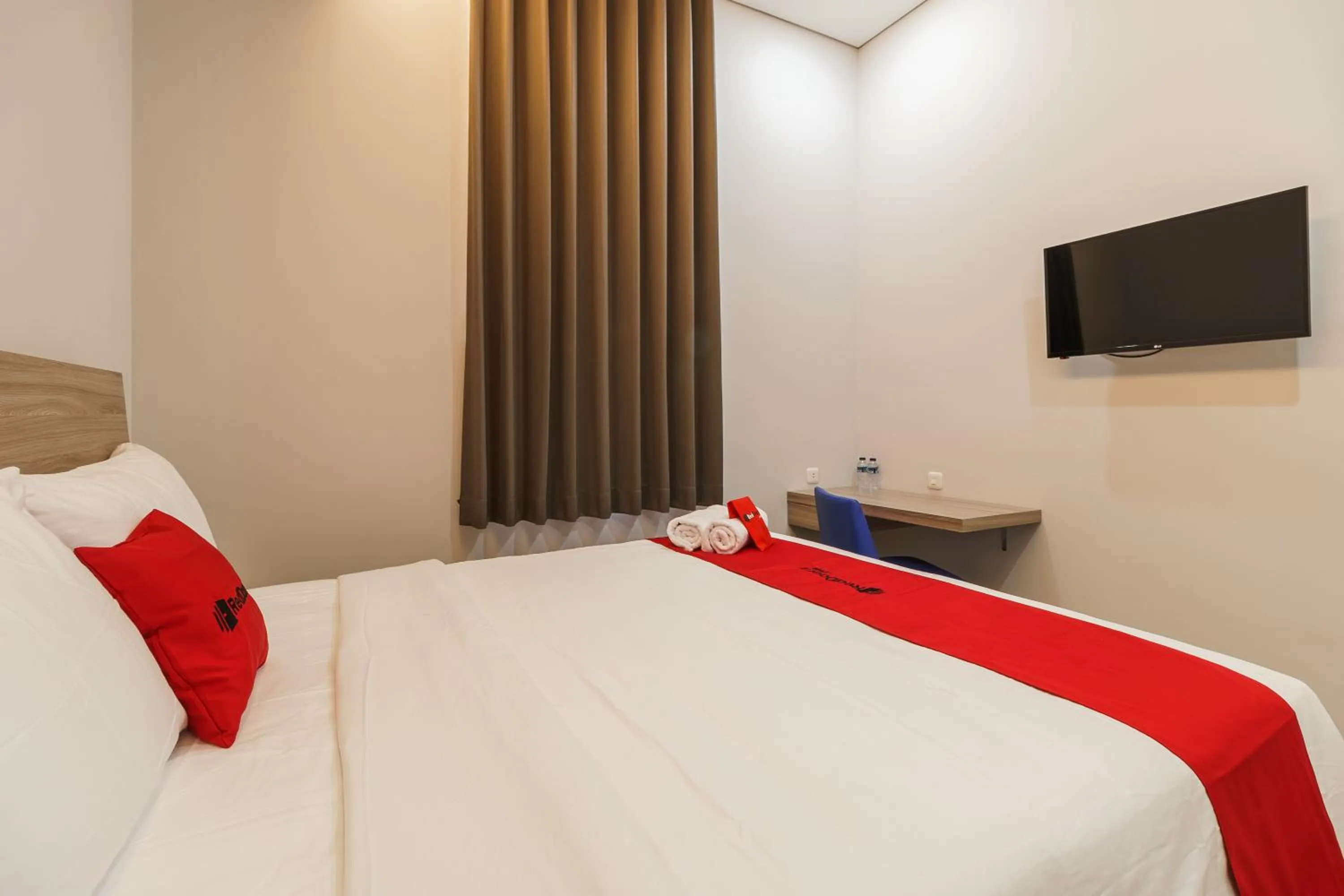 Bedroom, Bed in RedDoorz Plus near Senayan City