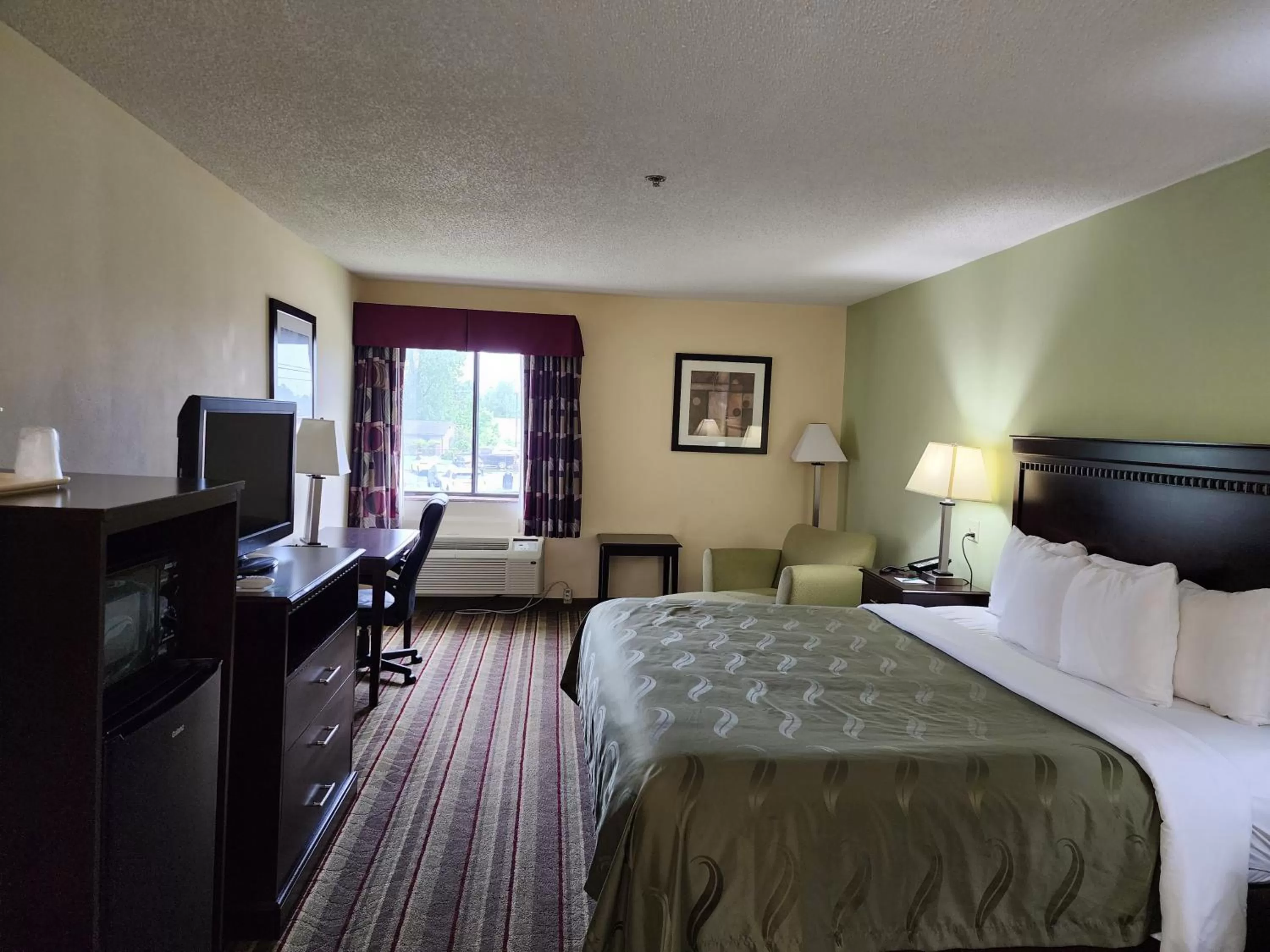 Bed in Quality Inn Wheelersburg