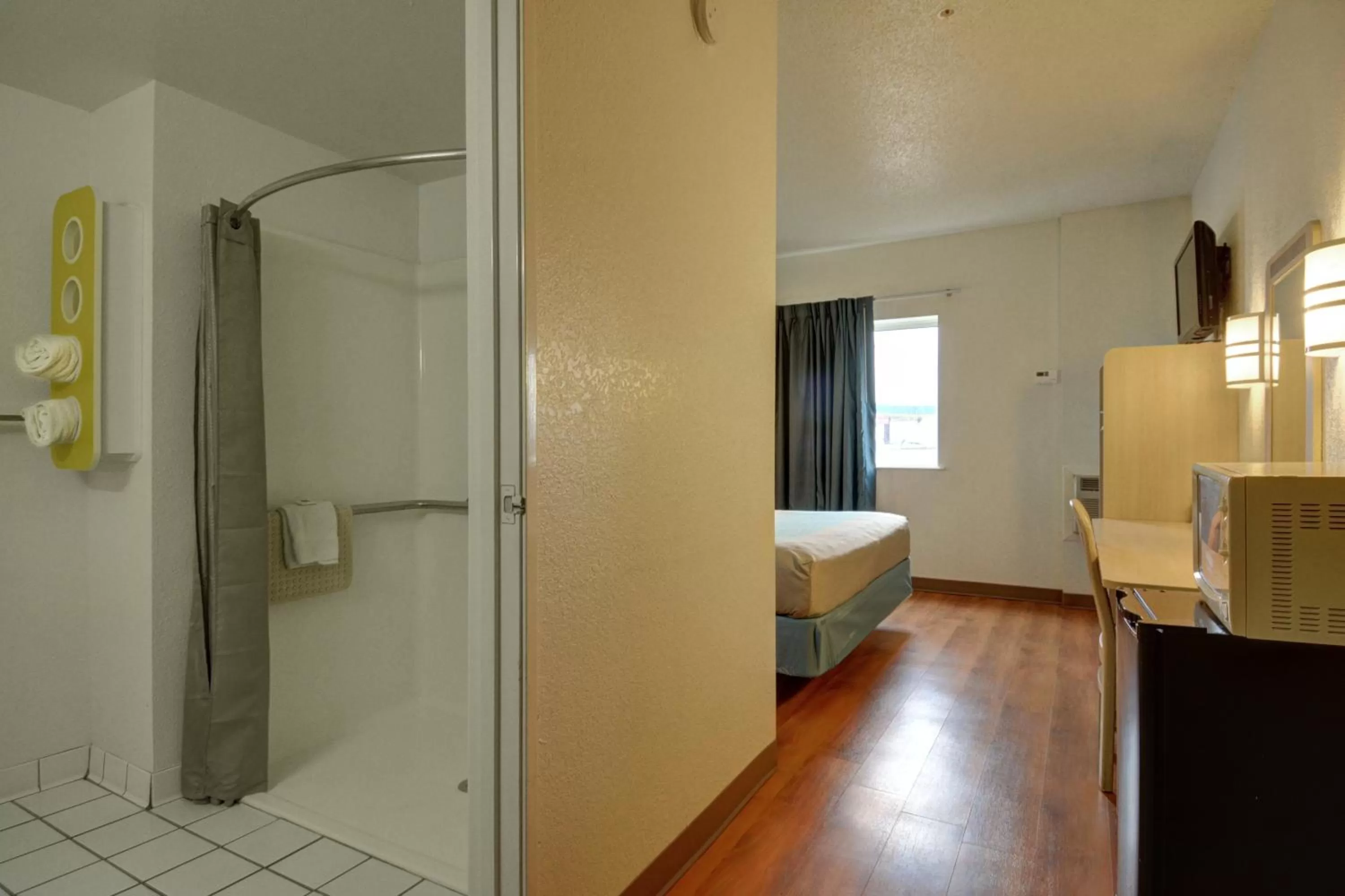 Shower, Bed in Motel 6-Denison, TX