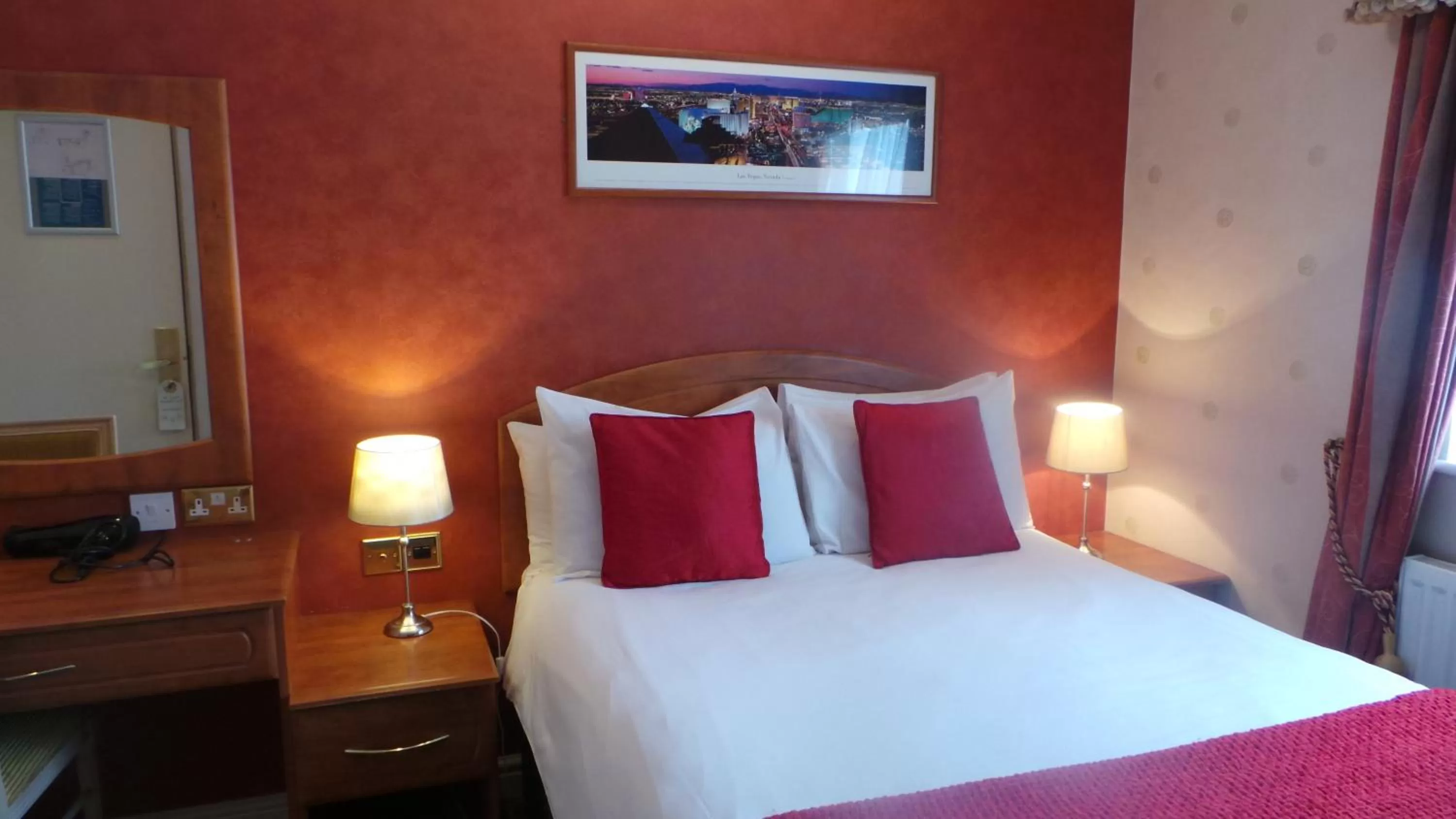 Bed in The Peacock Townhouse Hotel Kenilworth - Warwick