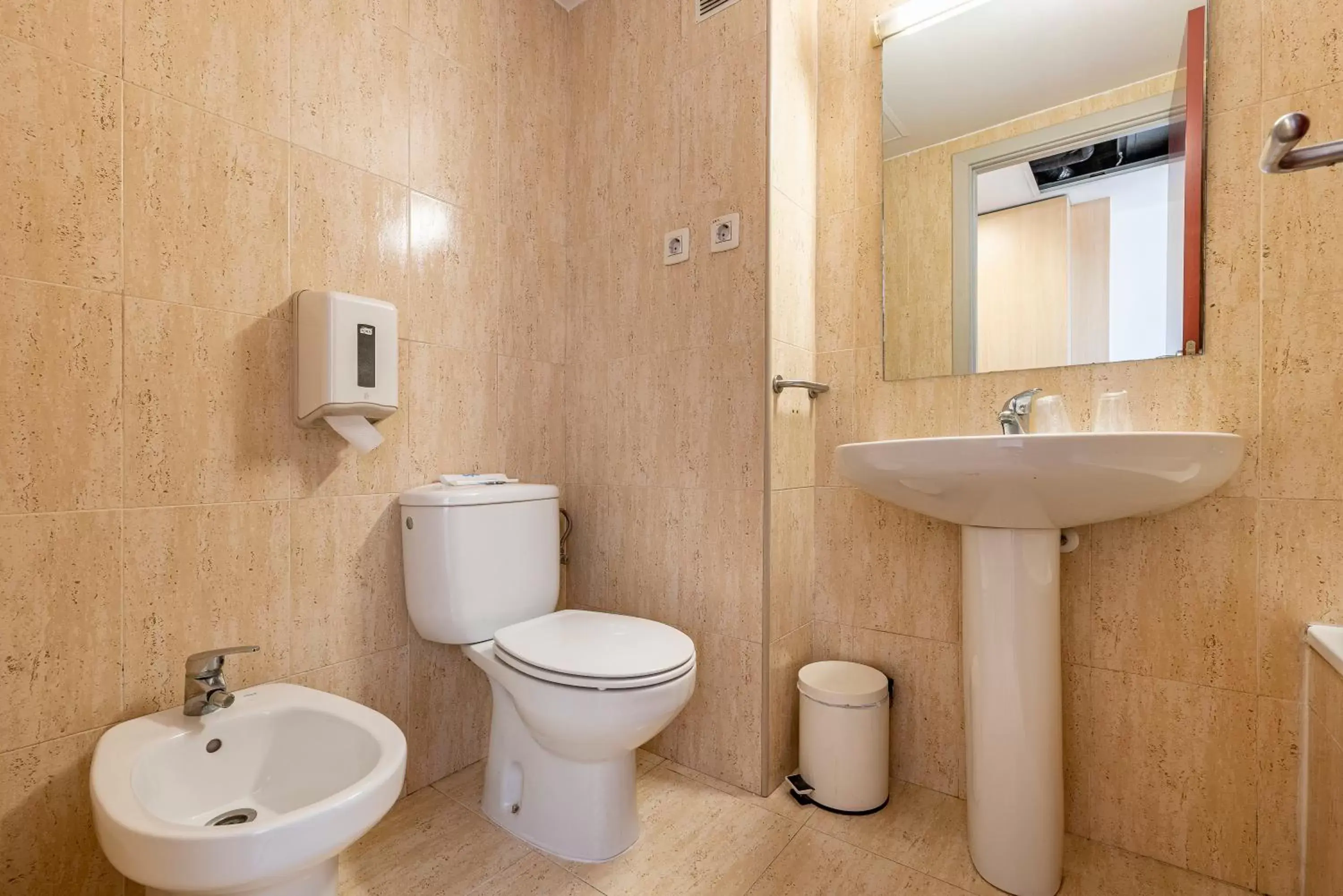 Double Room - single occupancy in Hotel Basic Double Room - single occupancy in Hotel Basic