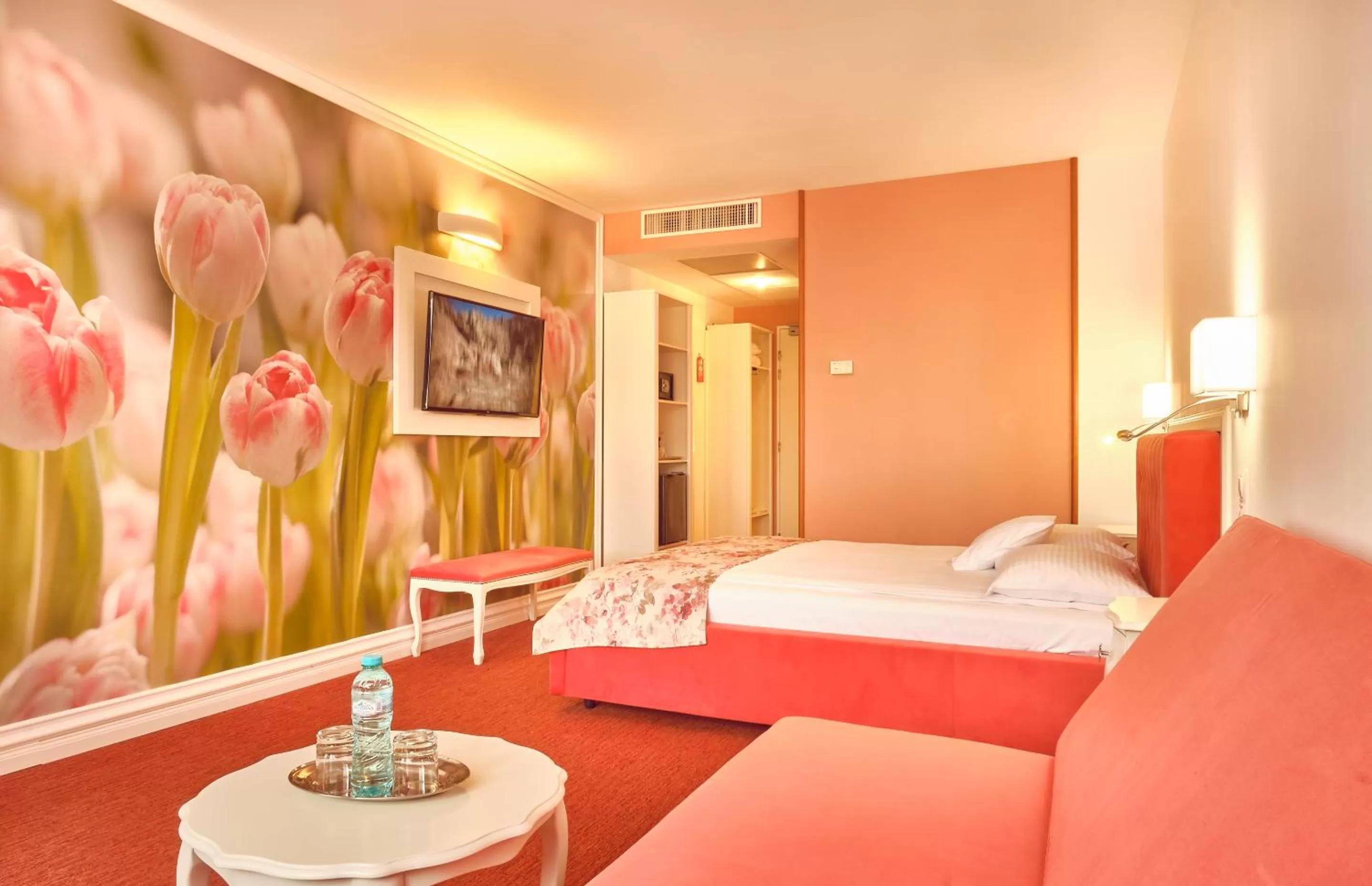 Photo of the whole room, Bed in Continental Forum Bucuresti Palatul Parlamentului