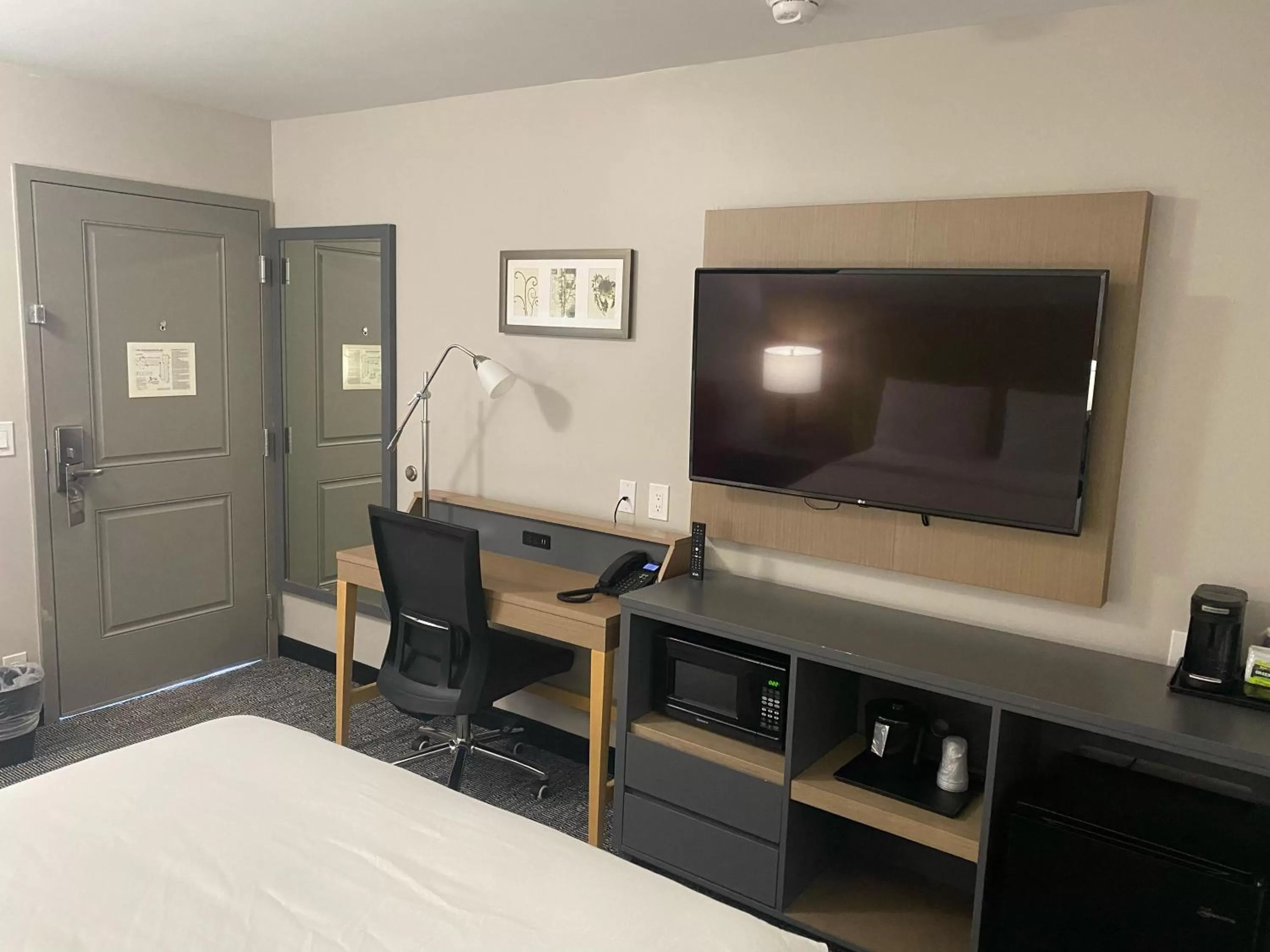 TV and multimedia, Bed in Country Inn & Suites by Radisson, Vallejo Napa Valley, CA