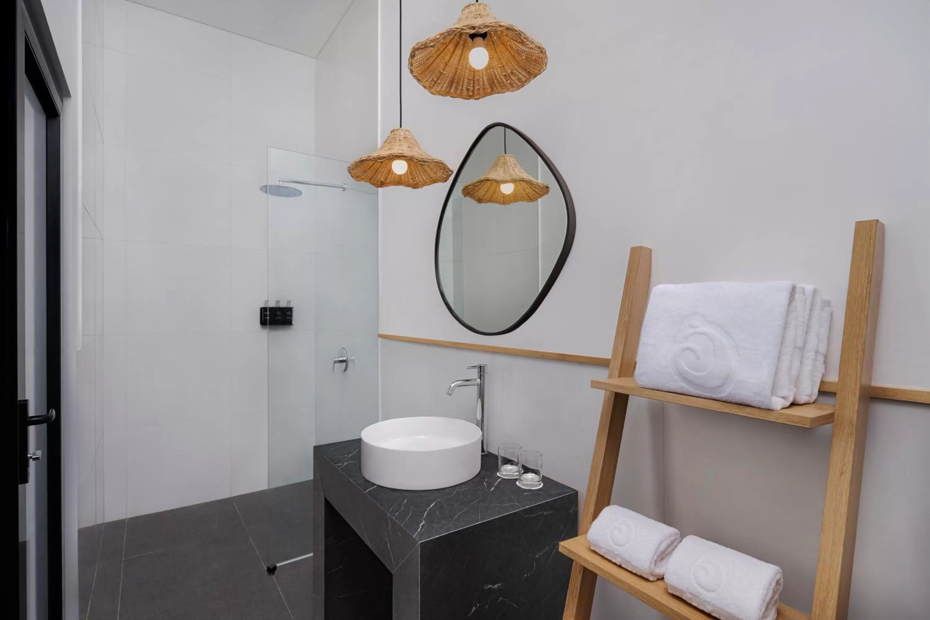 Bathroom, Bed in Jambuluwuk Oceano Gili Trawangan