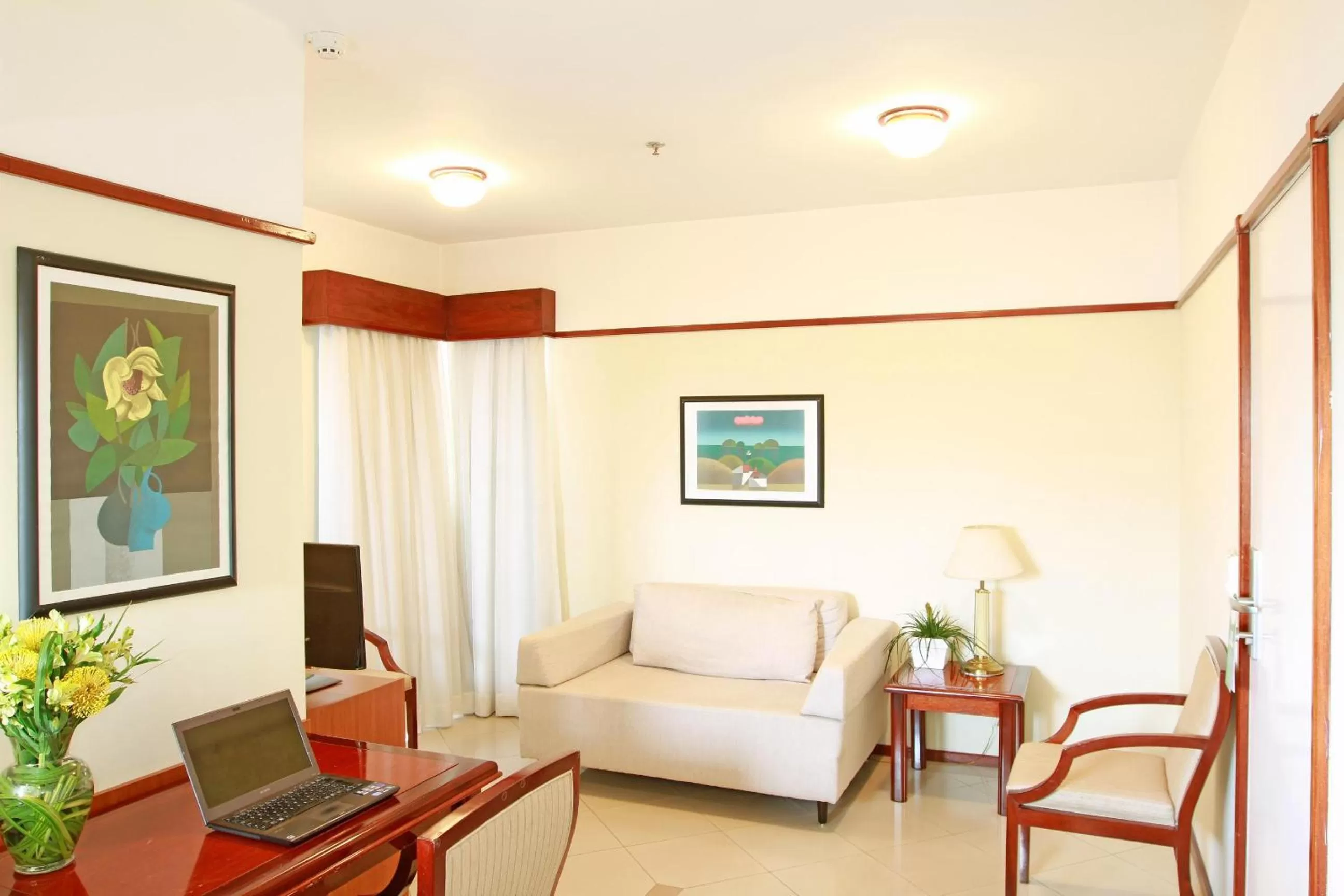 Photo of the whole room, Seating Area in Travel Inn Saint Charles