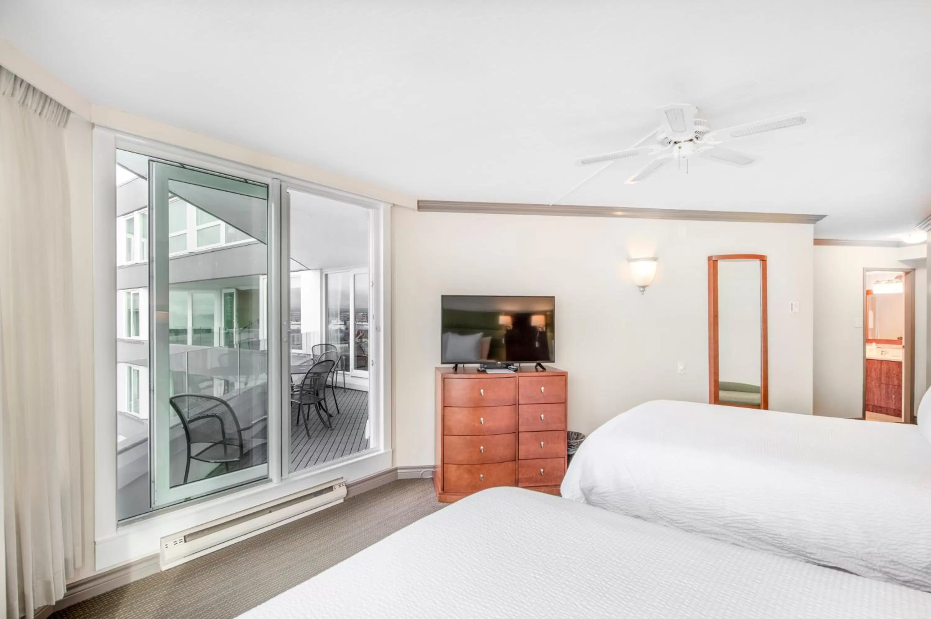 TV and multimedia, Bed in Victoria Regent Waterfront Hotel & Suites