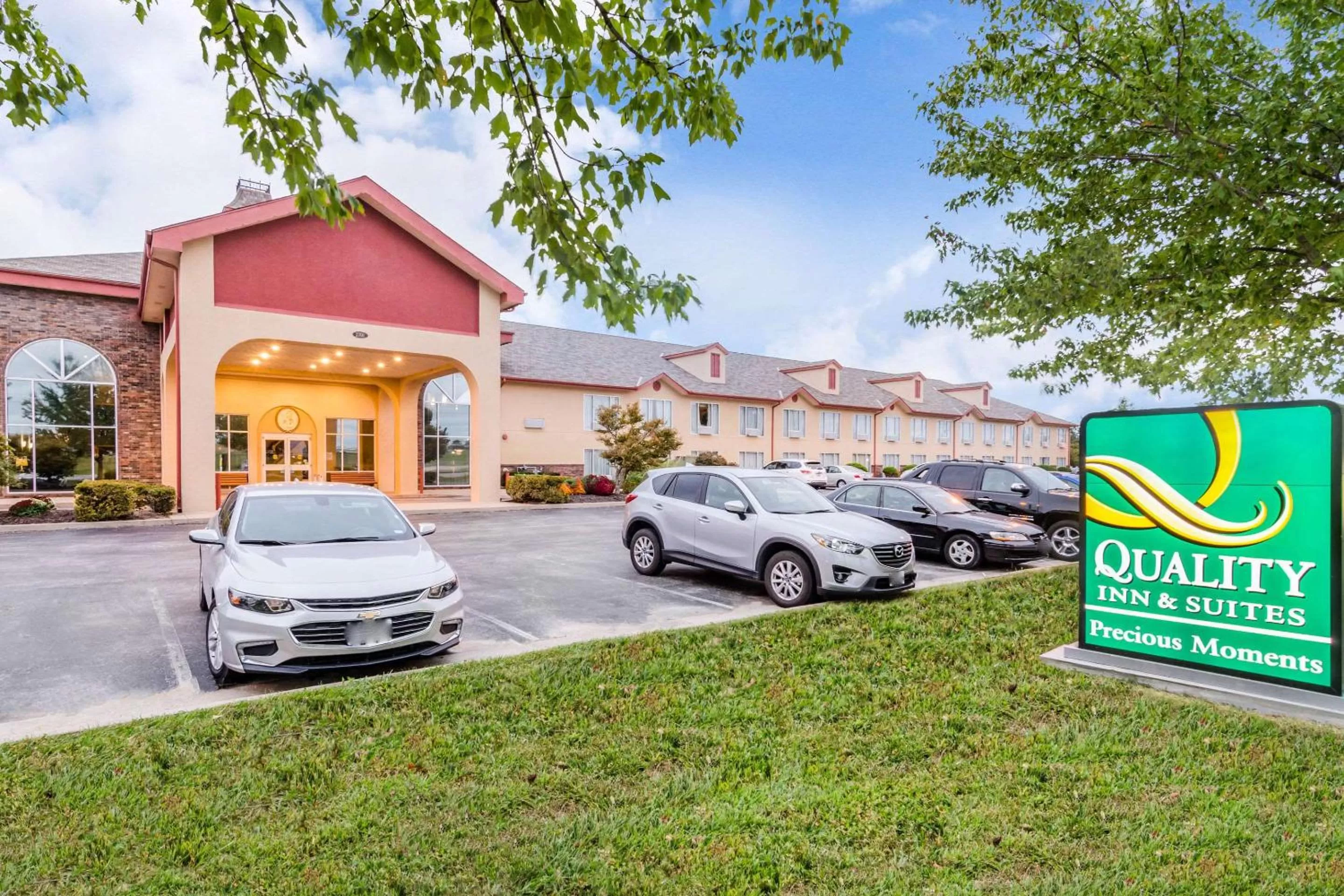 Property building in Quality Inn & Suites Carthage near Precious Moments Chapel