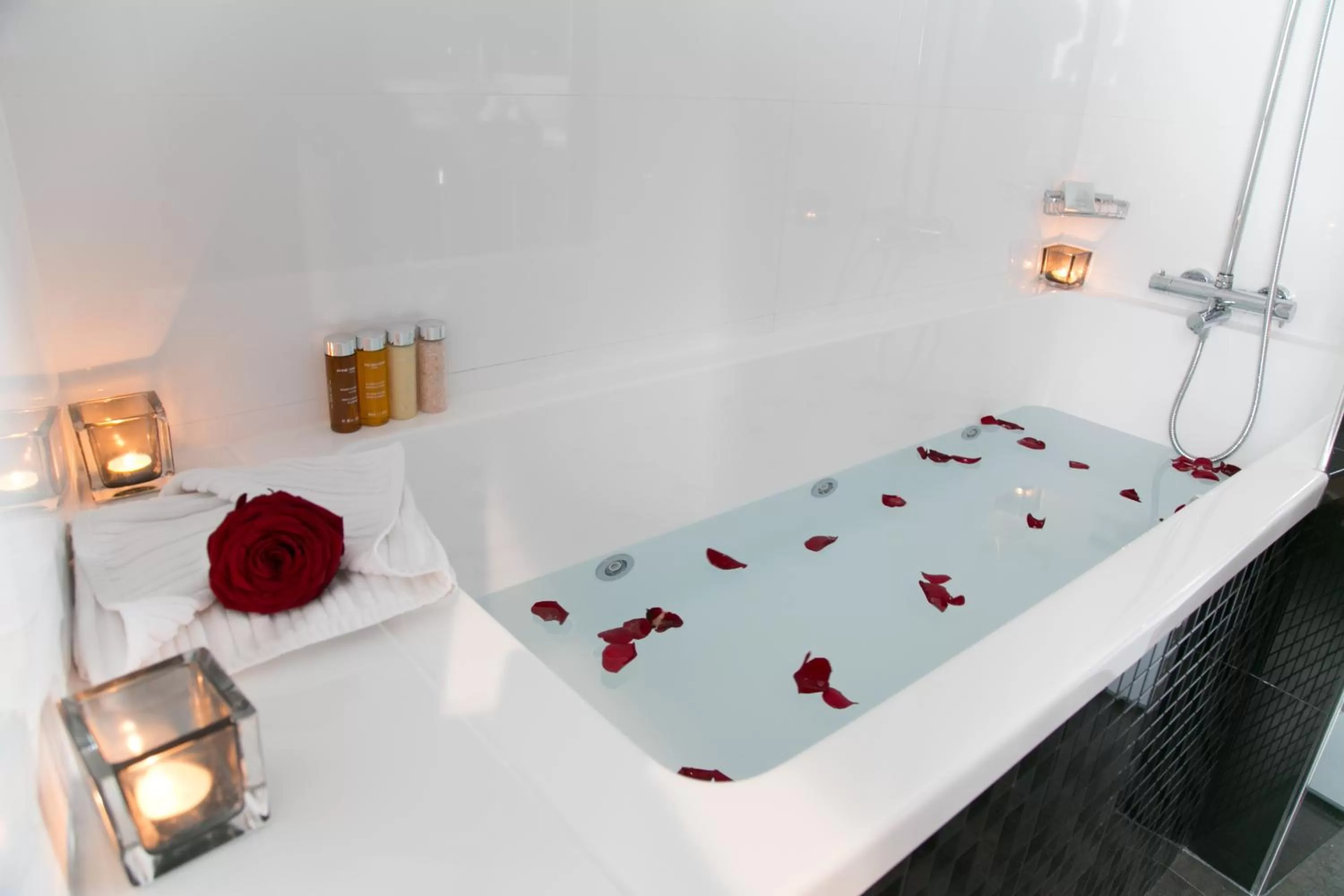 Night, Bed in L'Empire Paris - Louvre