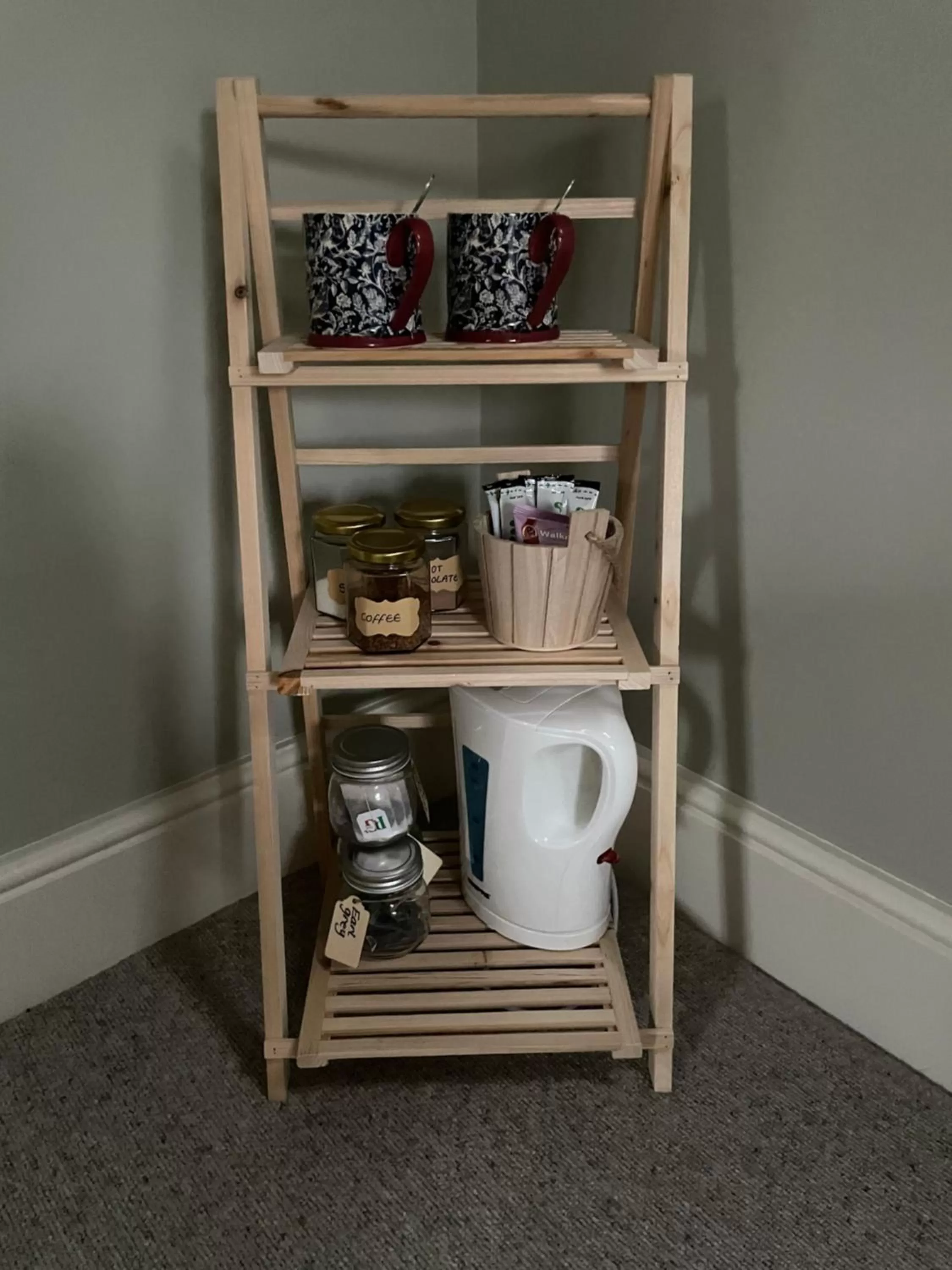 Coffee/tea facilities in The Red Lion Charing Heath