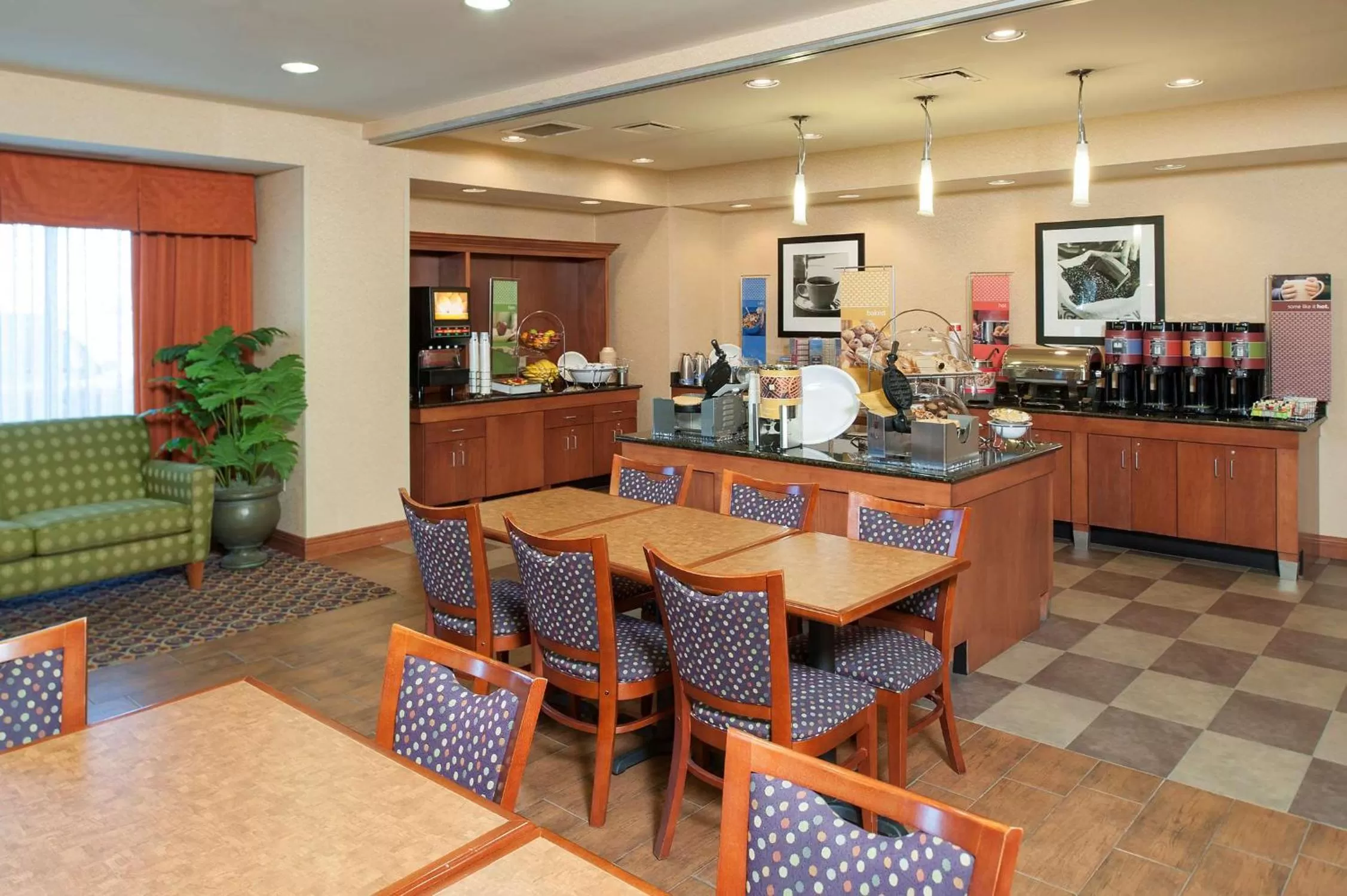Dining area in Hampton Inn Macomb