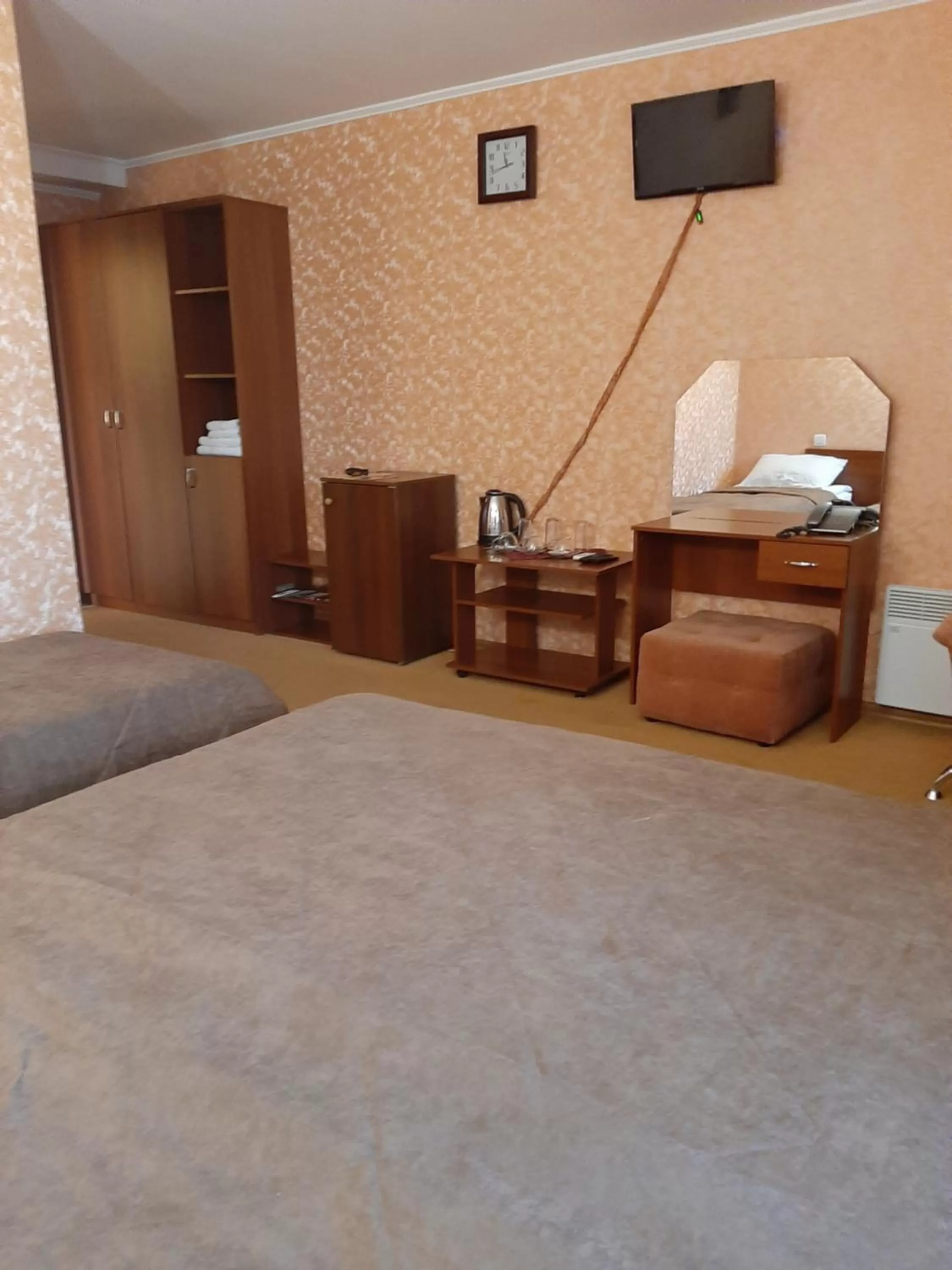 Bed, TV/Entertainment Center in Stara Vezha Hotel