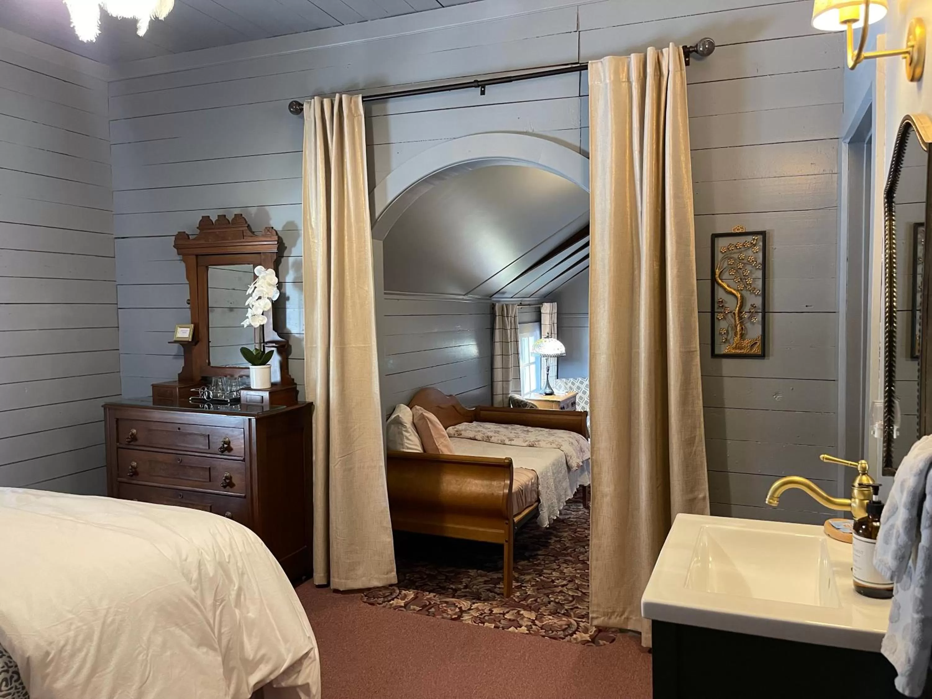 Bed in Carriage House Bed & Breakfast